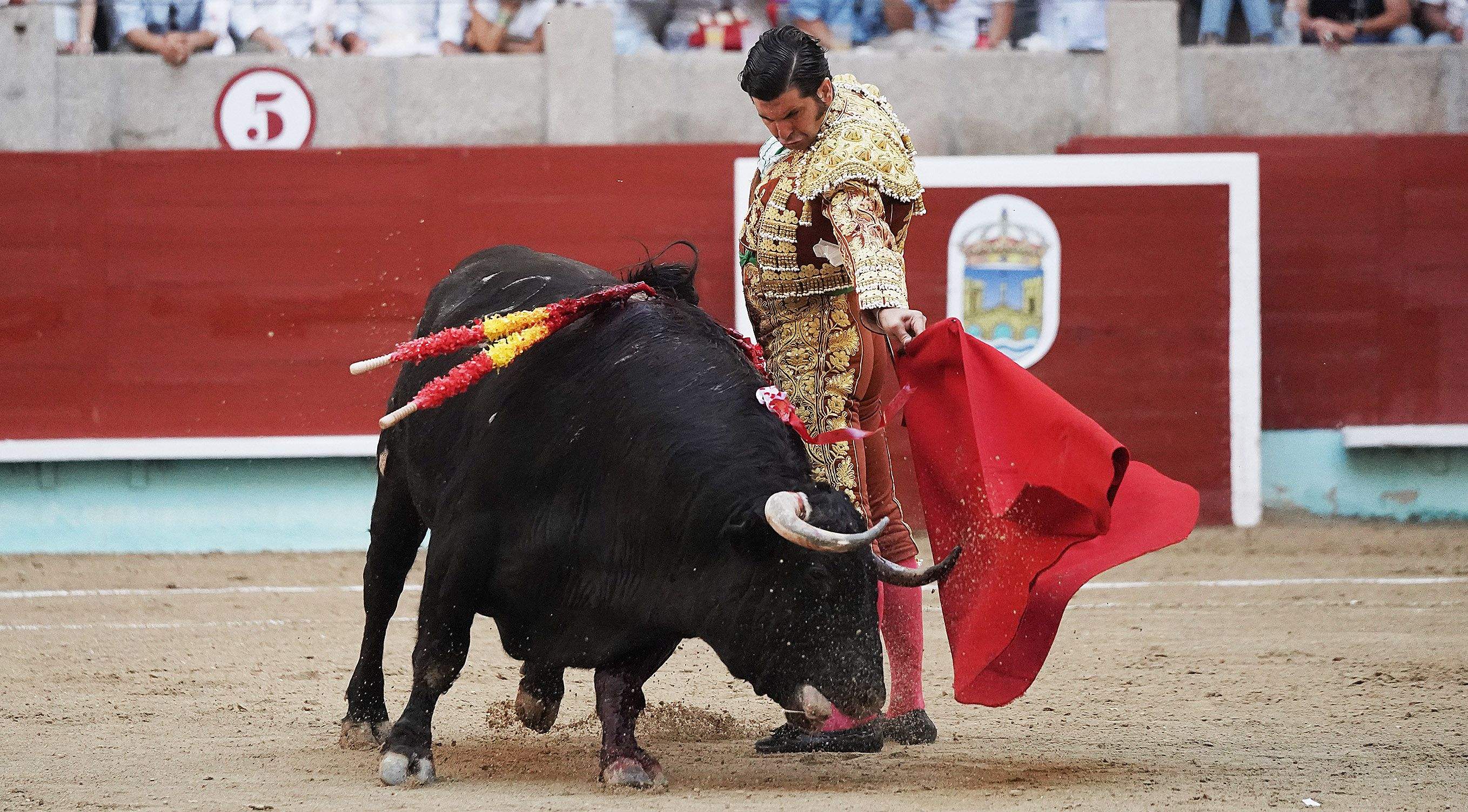 Cogida grave de Morante y salida a hombros de Luque en el domingo de Feria de la Peregrina Cogida grave de Morante y salida a hombros de Luque en el domingo de Feria de la Peregrina