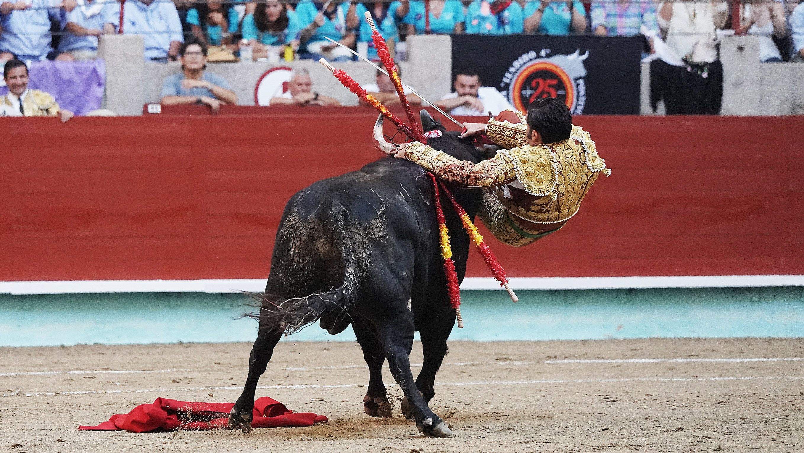 Cogida grave de Morante y salida a hombros de Luque en el domingo de Feria de la Peregrina Cogida grave de Morante y salida a hombros de Luque en el domingo de Feria de la Peregrina