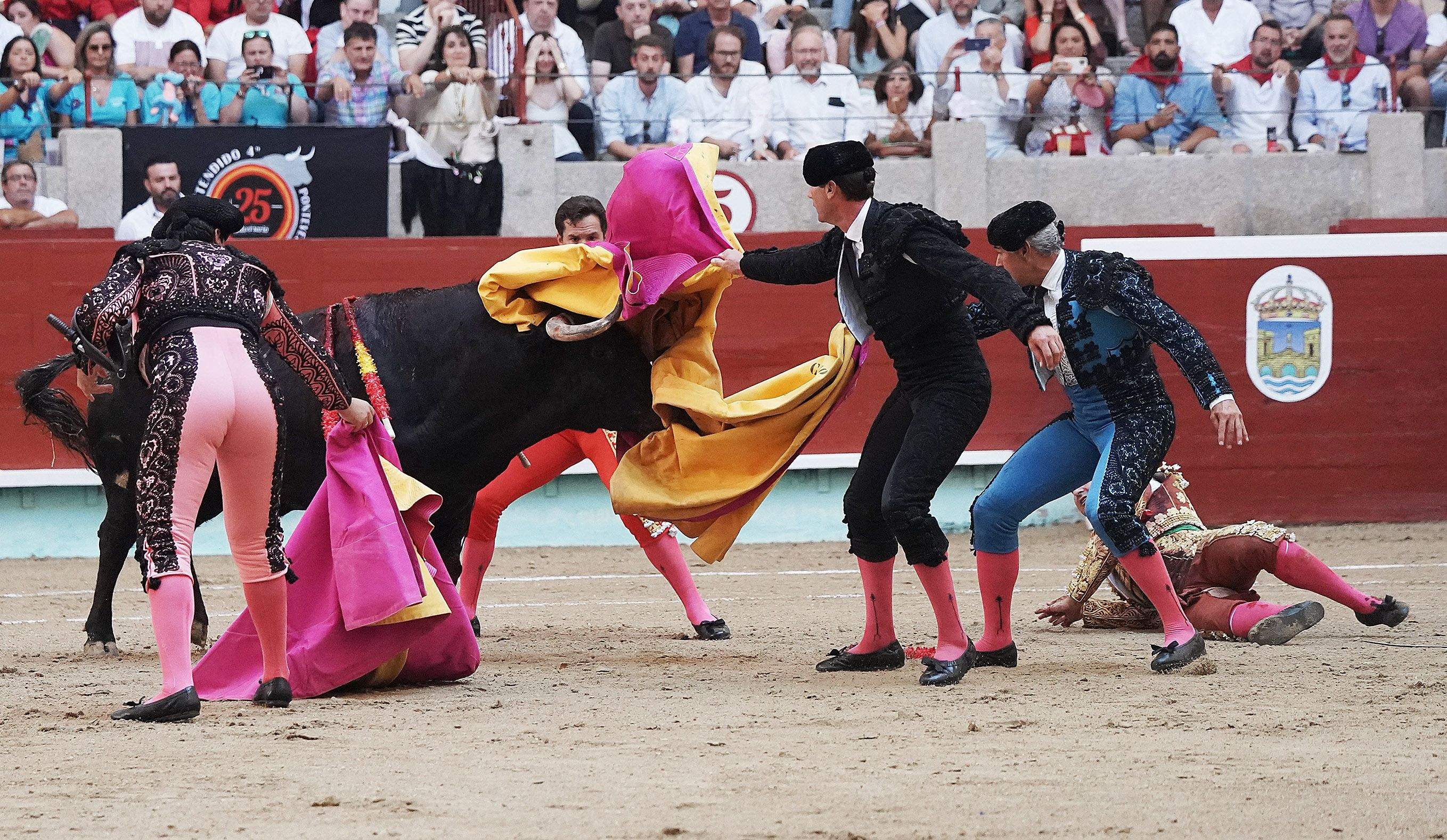 Cogida grave de Morante y salida a hombros de Luque en el domingo de Feria de la Peregrina Cogida grave de Morante y salida a hombros de Luque en el domingo de Feria de la Peregrina