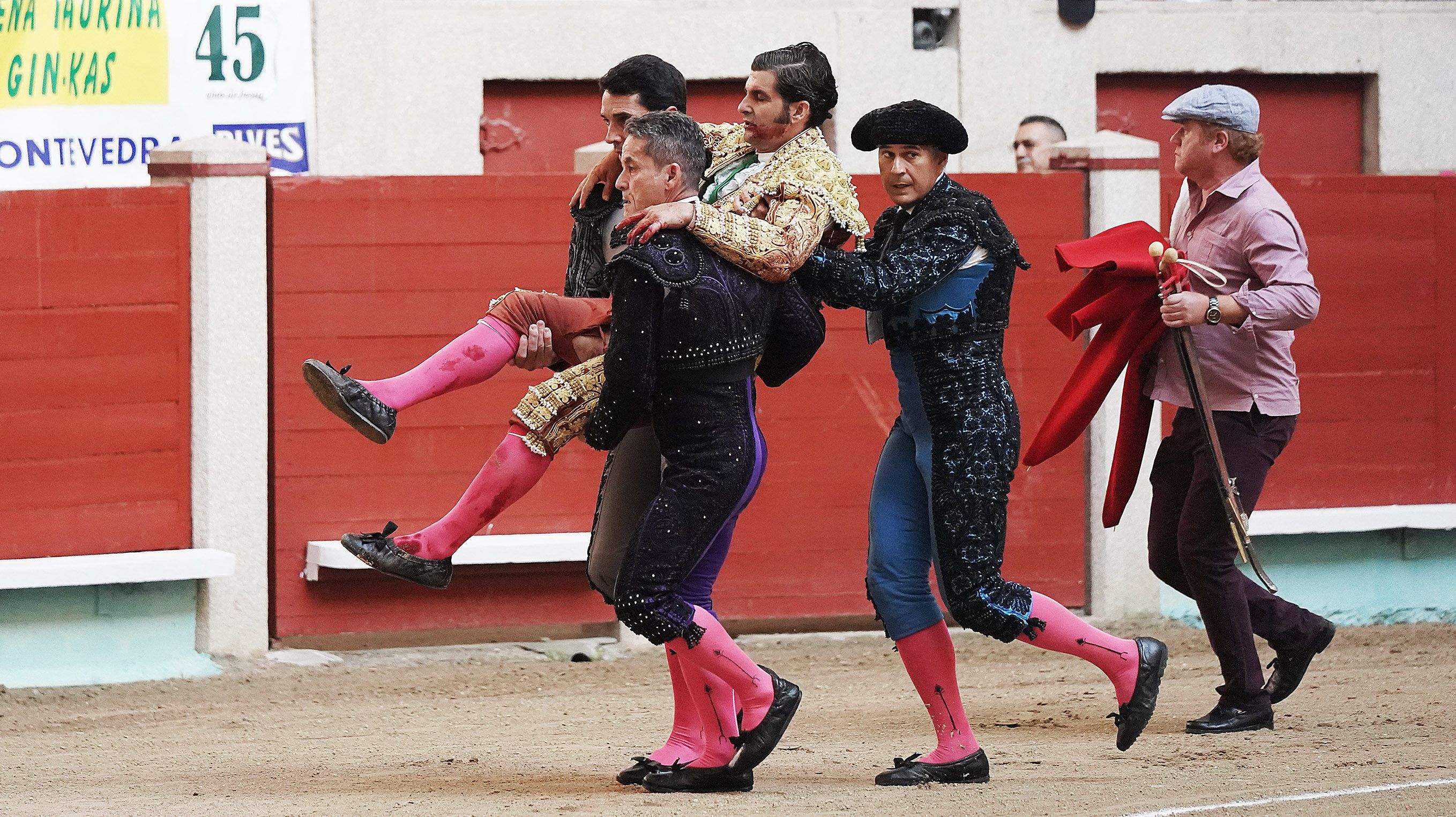 Cogida grave de Morante y salida a hombros de Luque en el domingo de Feria de la Peregrina Cogida grave de Morante y salida a hombros de Luque en el domingo de Feria de la Peregrina