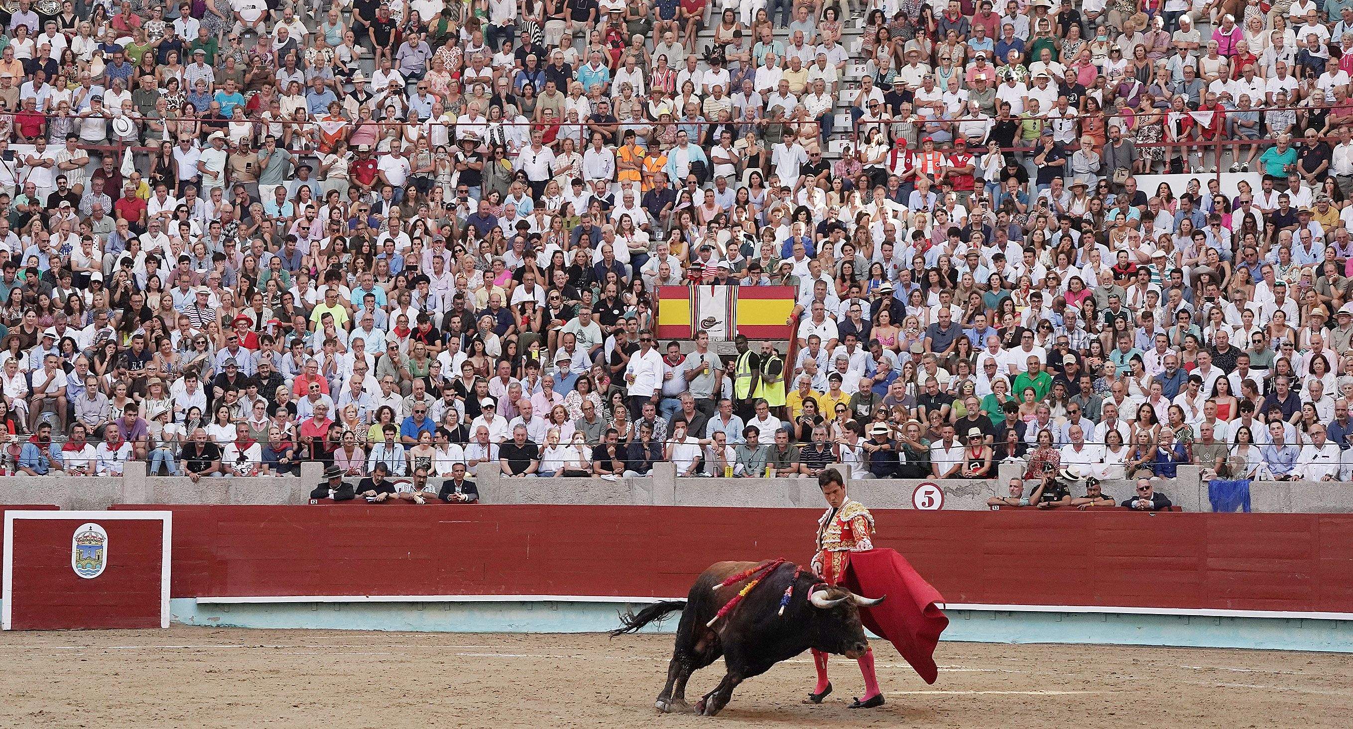 Cogida grave de Morante y salida a hombros de Luque en el domingo de Feria de la Peregrina Cogida grave de Morante y salida a hombros de Luque en el domingo de Feria de la Peregrina