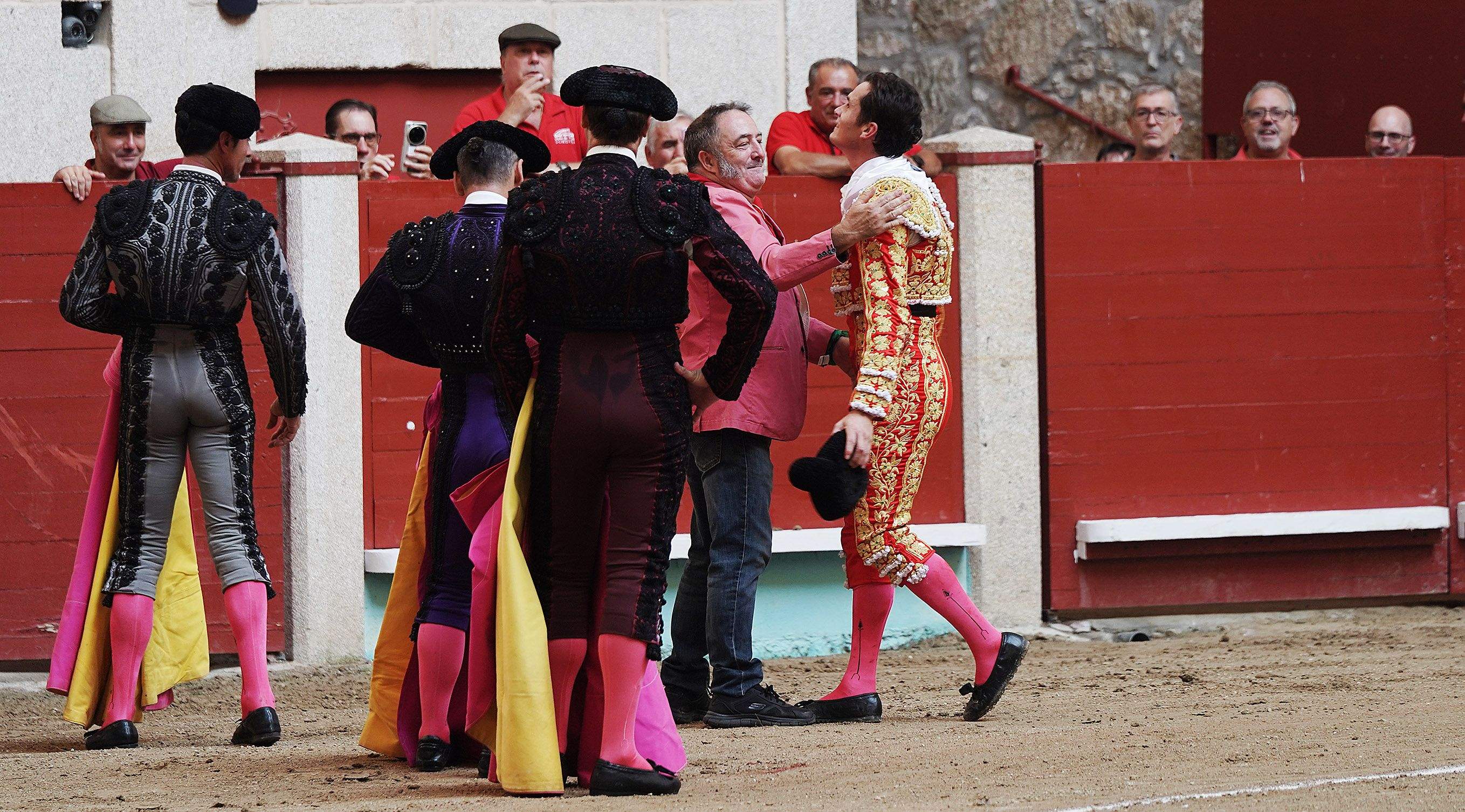 Cogida grave de Morante y salida a hombros de Luque en el domingo de Feria de la Peregrina Cogida grave de Morante y salida a hombros de Luque en el domingo de Feria de la Peregrina
