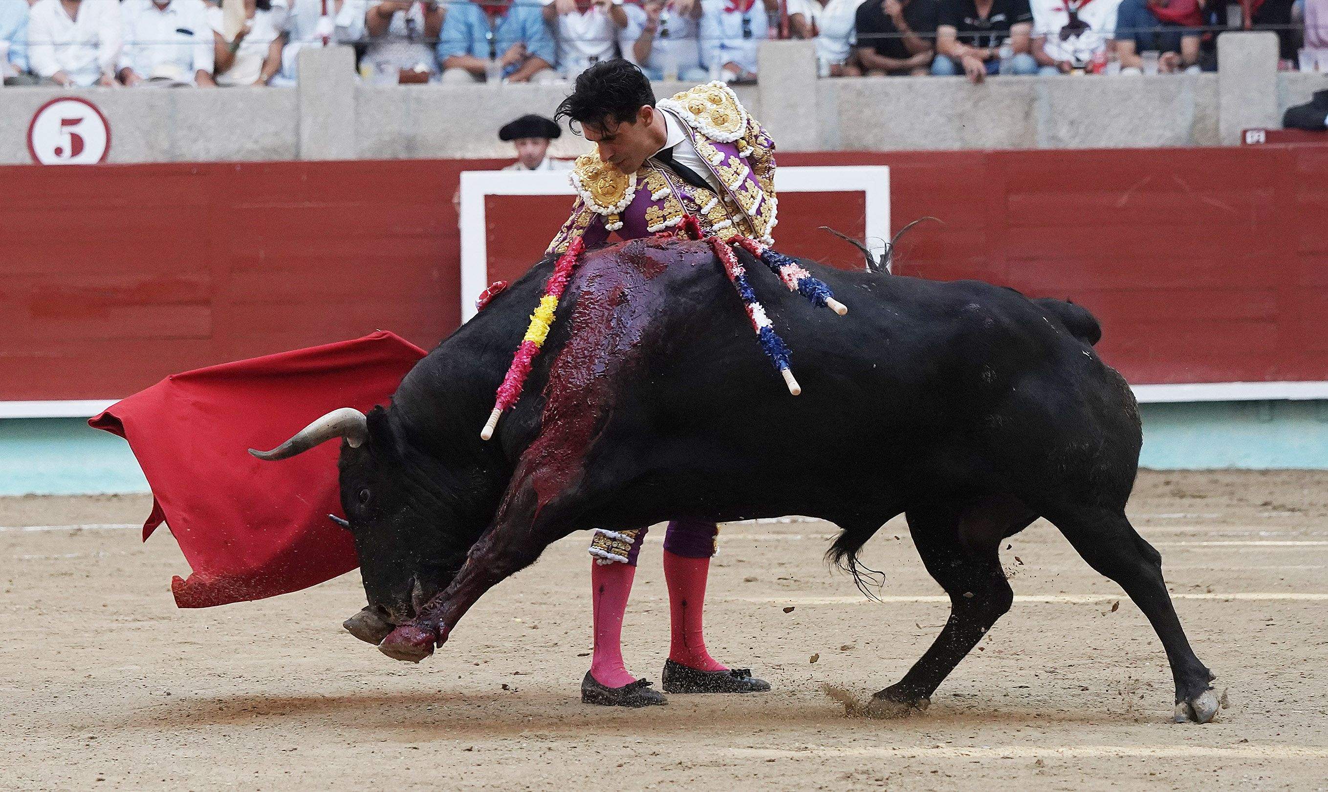 Cogida grave de Morante y salida a hombros de Luque en el domingo de Feria de la Peregrina Cogida grave de Morante y salida a hombros de Luque en el domingo de Feria de la Peregrina