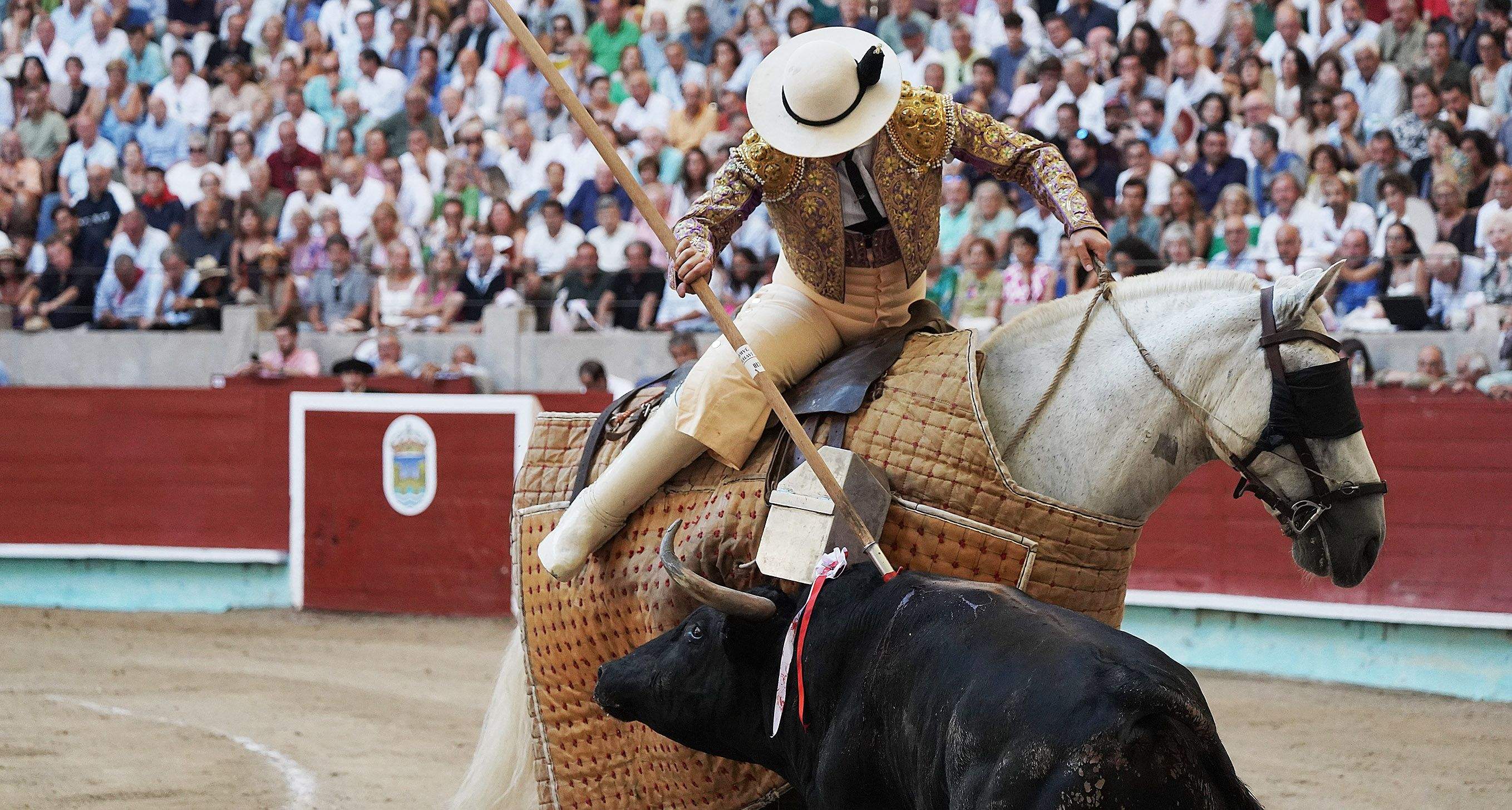 Cogida grave de Morante y salida a hombros de Luque en el domingo de Feria de la Peregrina Cogida grave de Morante y salida a hombros de Luque en el domingo de Feria de la Peregrina