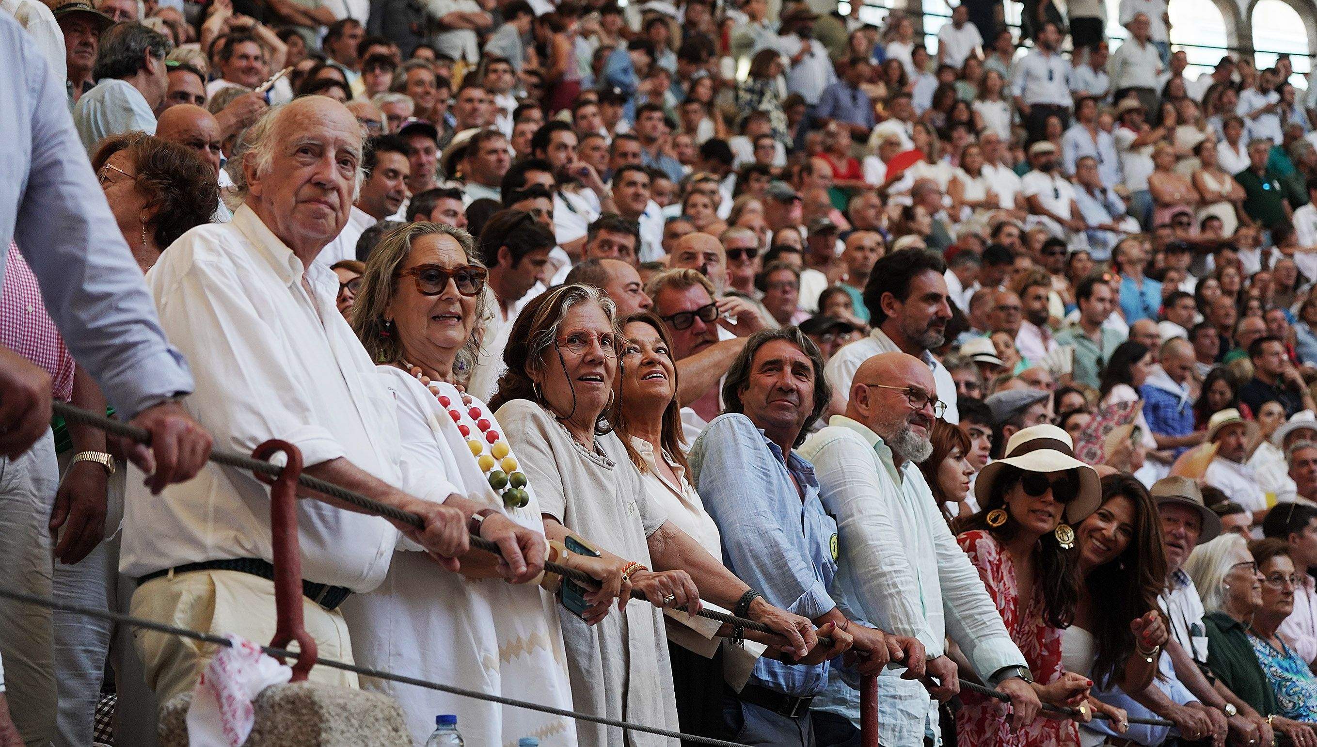 Cogida grave de Morante y salida a hombros de Luque en el domingo de Feria de la Peregrina Cogida grave de Morante y salida a hombros de Luque en el domingo de Feria de la Peregrina