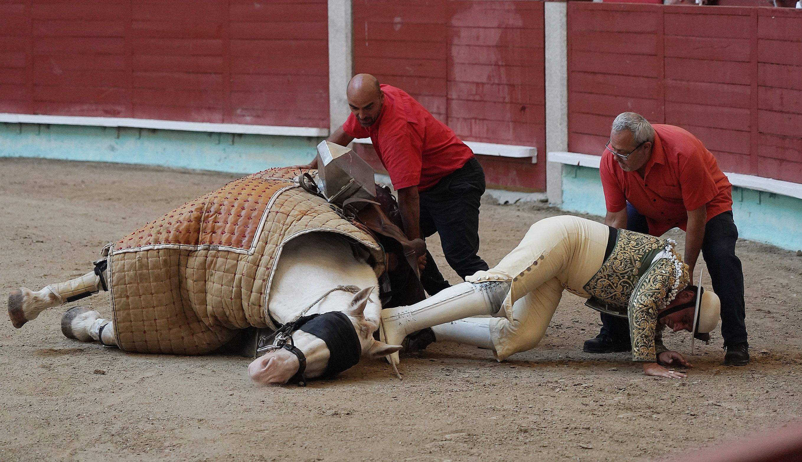 Cogida grave de Morante y salida a hombros de Luque en el domingo de Feria de la Peregrina Cogida grave de Morante y salida a hombros de Luque en el domingo de Feria de la Peregrina