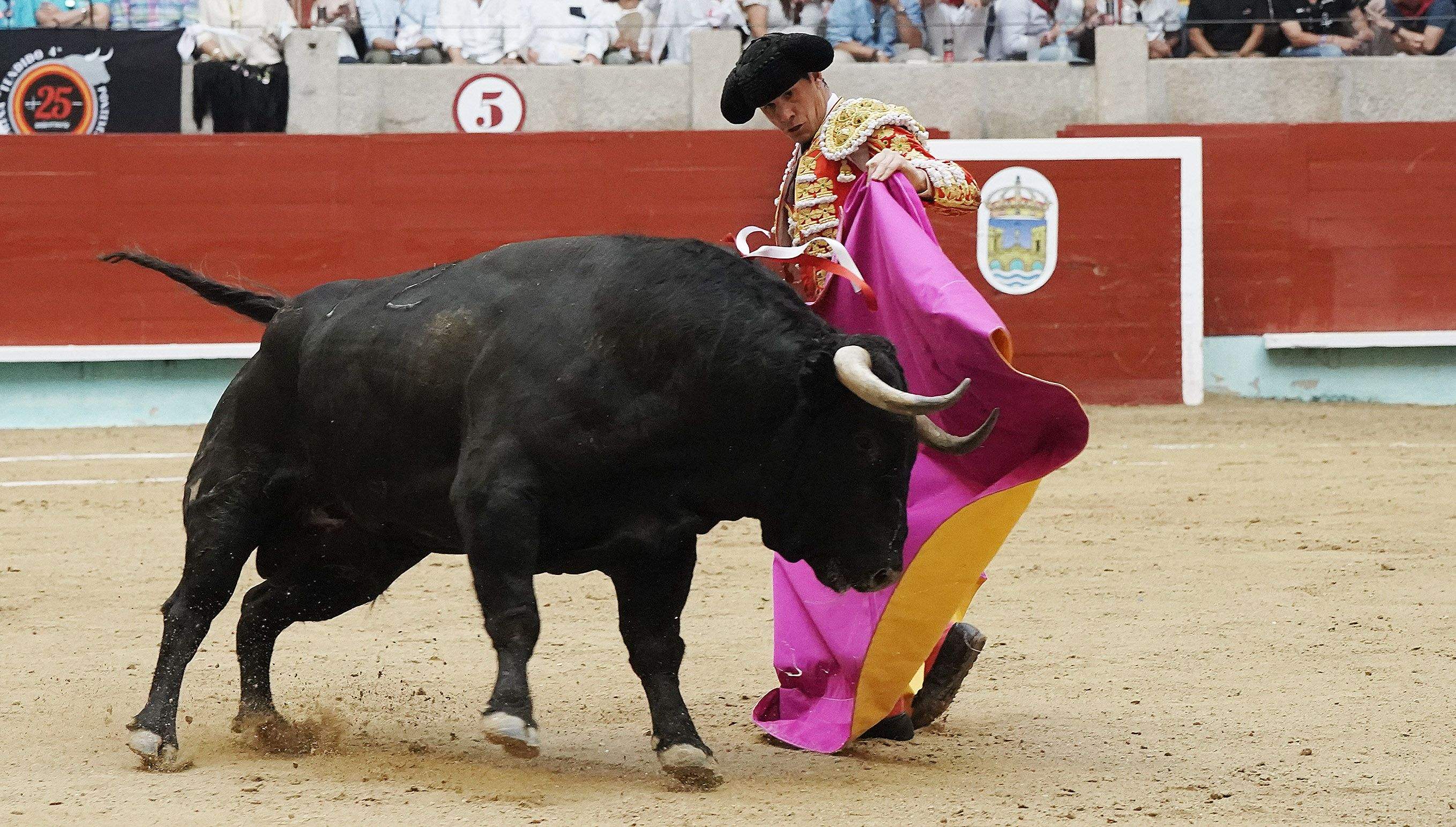 Cogida grave de Morante y salida a hombros de Luque en el domingo de Feria de la Peregrina Cogida grave de Morante y salida a hombros de Luque en el domingo de Feria de la Peregrina