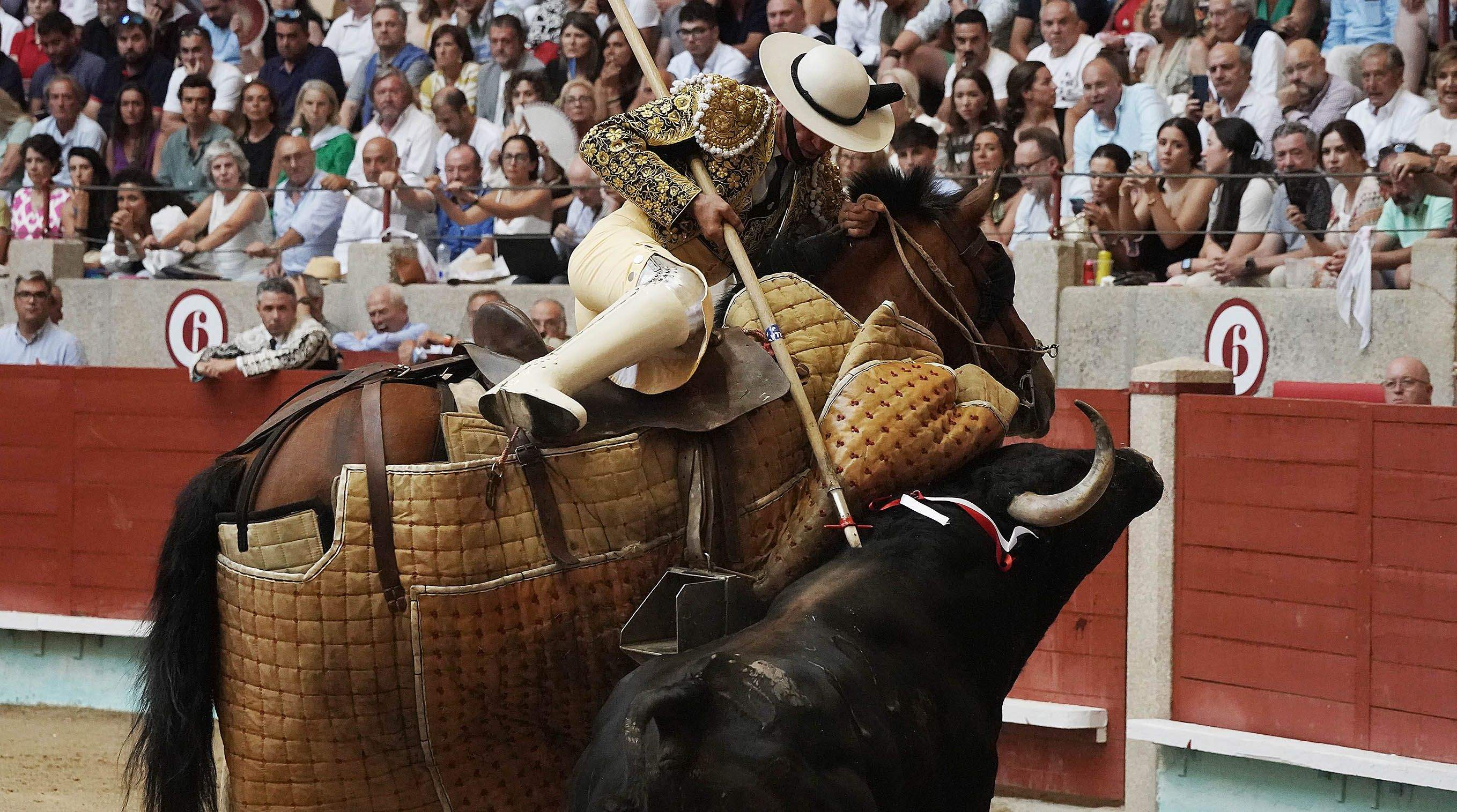 Cogida grave de Morante y salida a hombros de Luque en el domingo de Feria de la Peregrina Cogida grave de Morante y salida a hombros de Luque en el domingo de Feria de la Peregrina