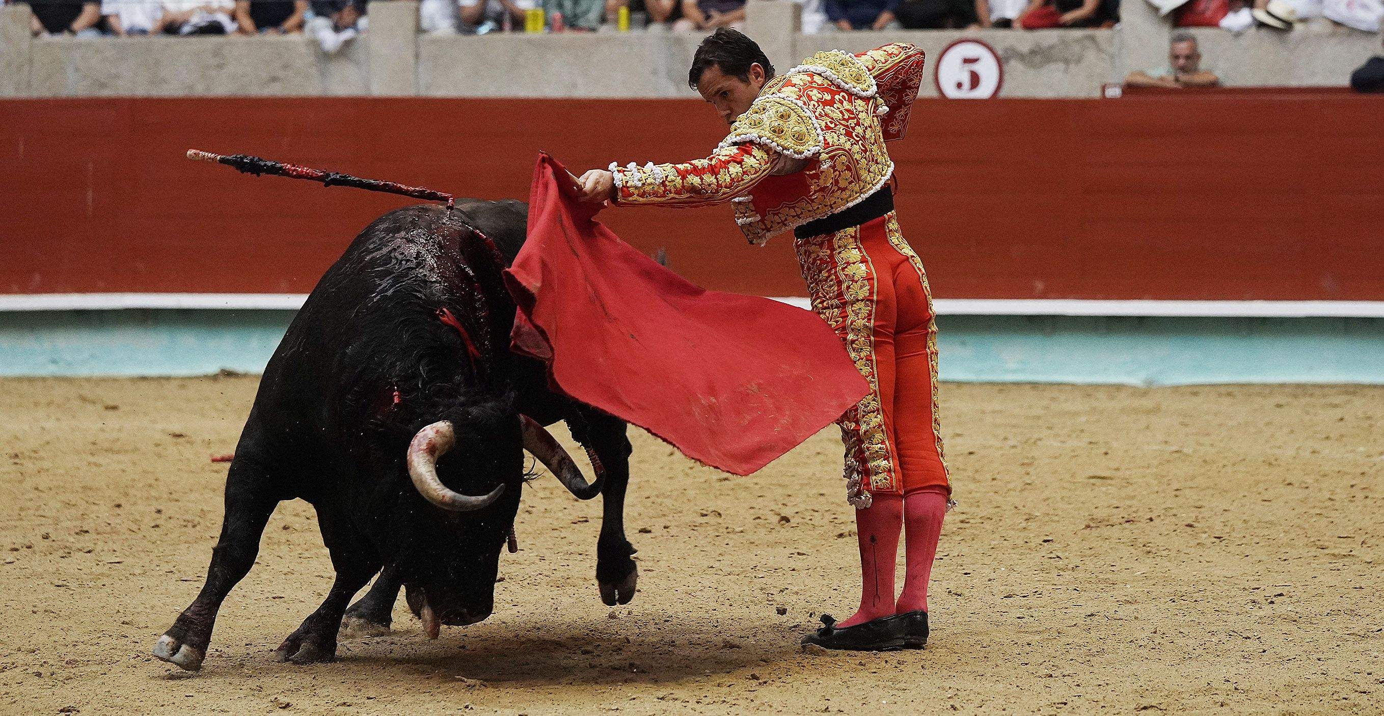 Cogida grave de Morante y salida a hombros de Luque en el domingo de Feria de la Peregrina Cogida grave de Morante y salida a hombros de Luque en el domingo de Feria de la Peregrina