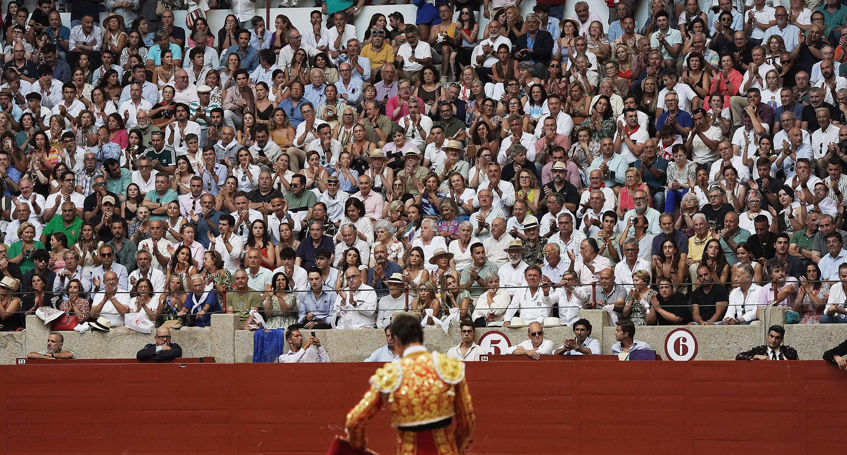 Cogida grave de Morante y salida a hombros de Luque en el domingo de Feria de la Peregrina Cogida grave de Morante y salida a hombros de Luque en el domingo de Feria de la Peregrina