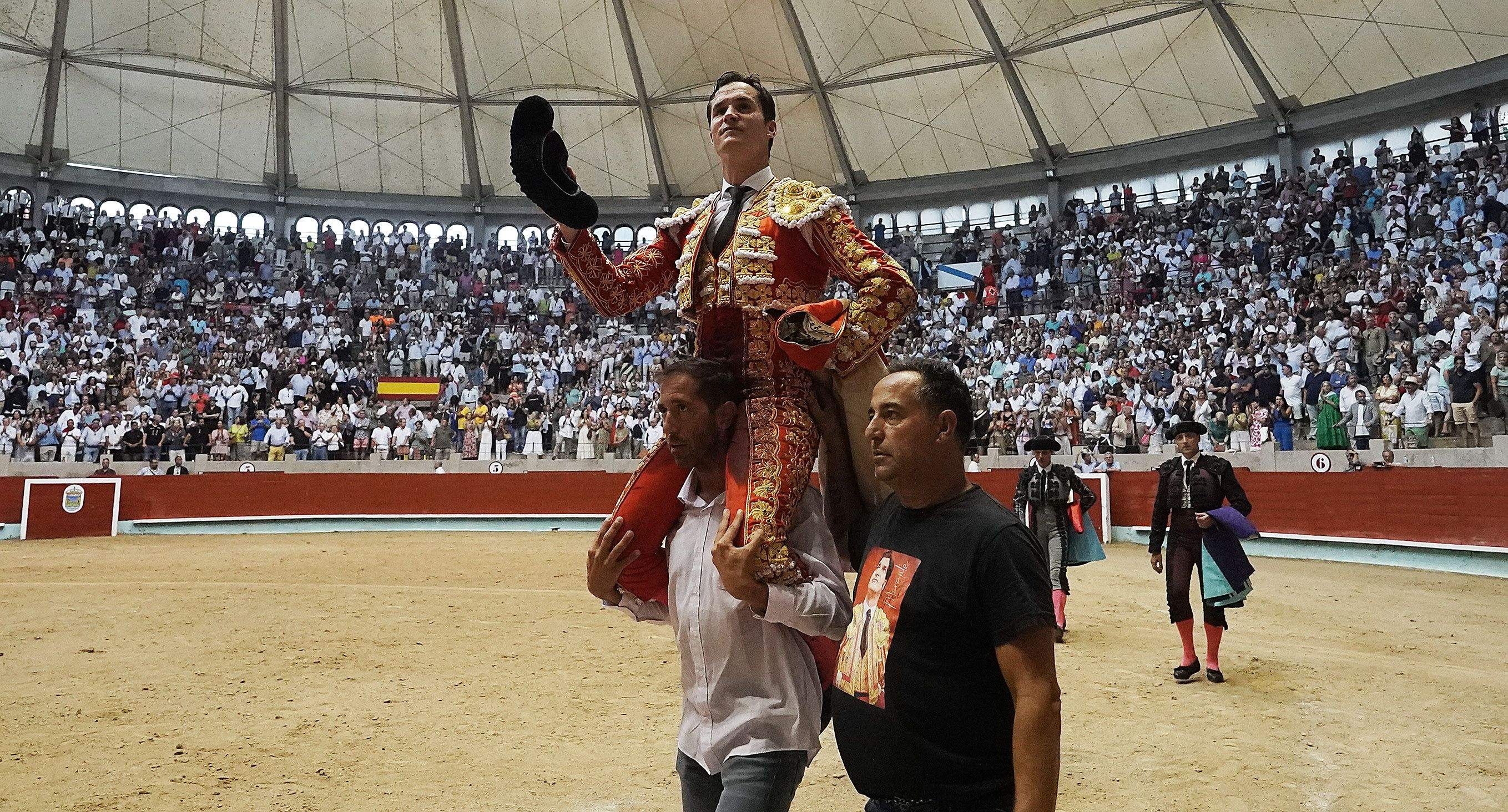 Cogida grave de Morante y salida a hombros de Luque en el domingo de Feria de la Peregrina Cogida grave de Morante y salida a hombros de Luque en el domingo de Feria de la Peregrina