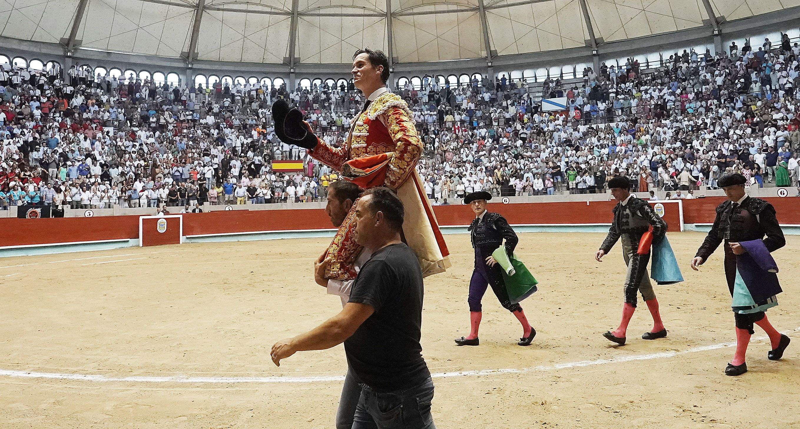 Cogida grave de Morante y salida a hombros de Luque en el domingo de Feria de la Peregrina Cogida grave de Morante y salida a hombros de Luque en el domingo de Feria de la Peregrina
