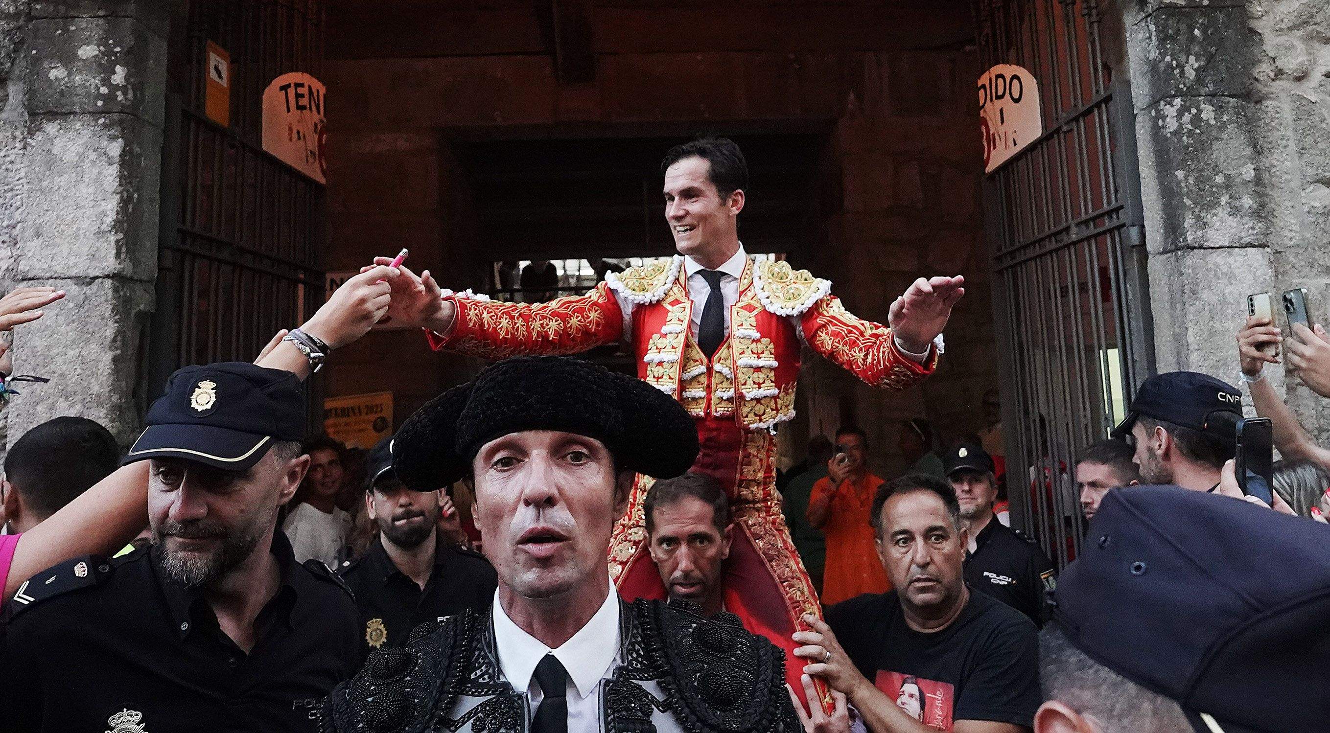 Cogida grave de Morante y salida a hombros de Luque en el domingo de Feria de la Peregrina