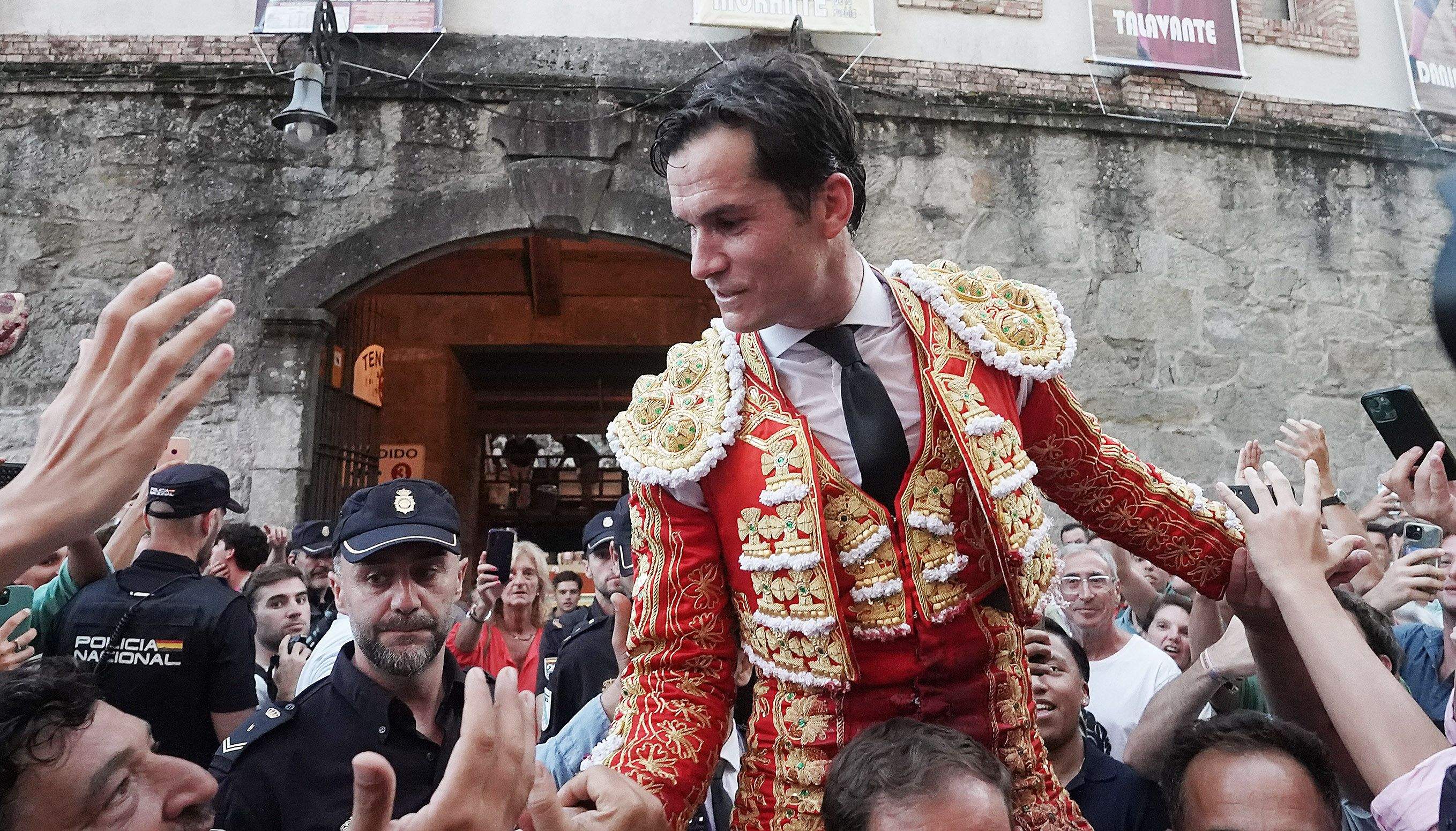 Cogida grave de Morante y salida a hombros de Luque en el domingo de Feria de la Peregrina Cogida grave de Morante y salida a hombros de Luque en el domingo de Feria de la Peregrina