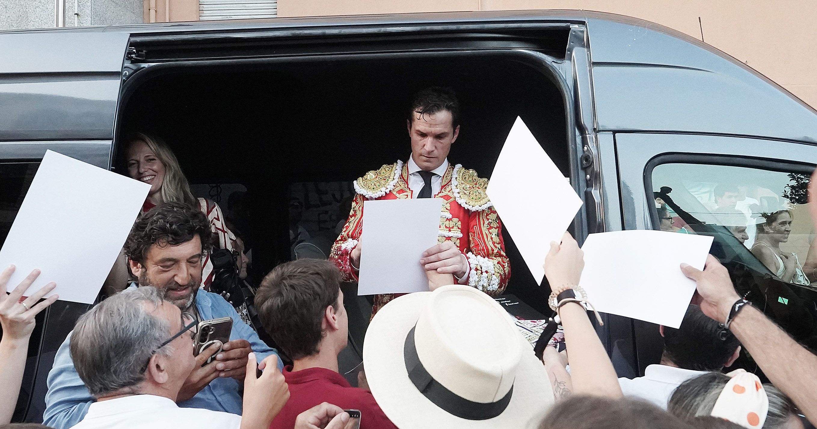 Cogida grave de Morante y salida a hombros de Luque en el domingo de Feria de la Peregrina Cogida grave de Morante y salida a hombros de Luque en el domingo de Feria de la Peregrina