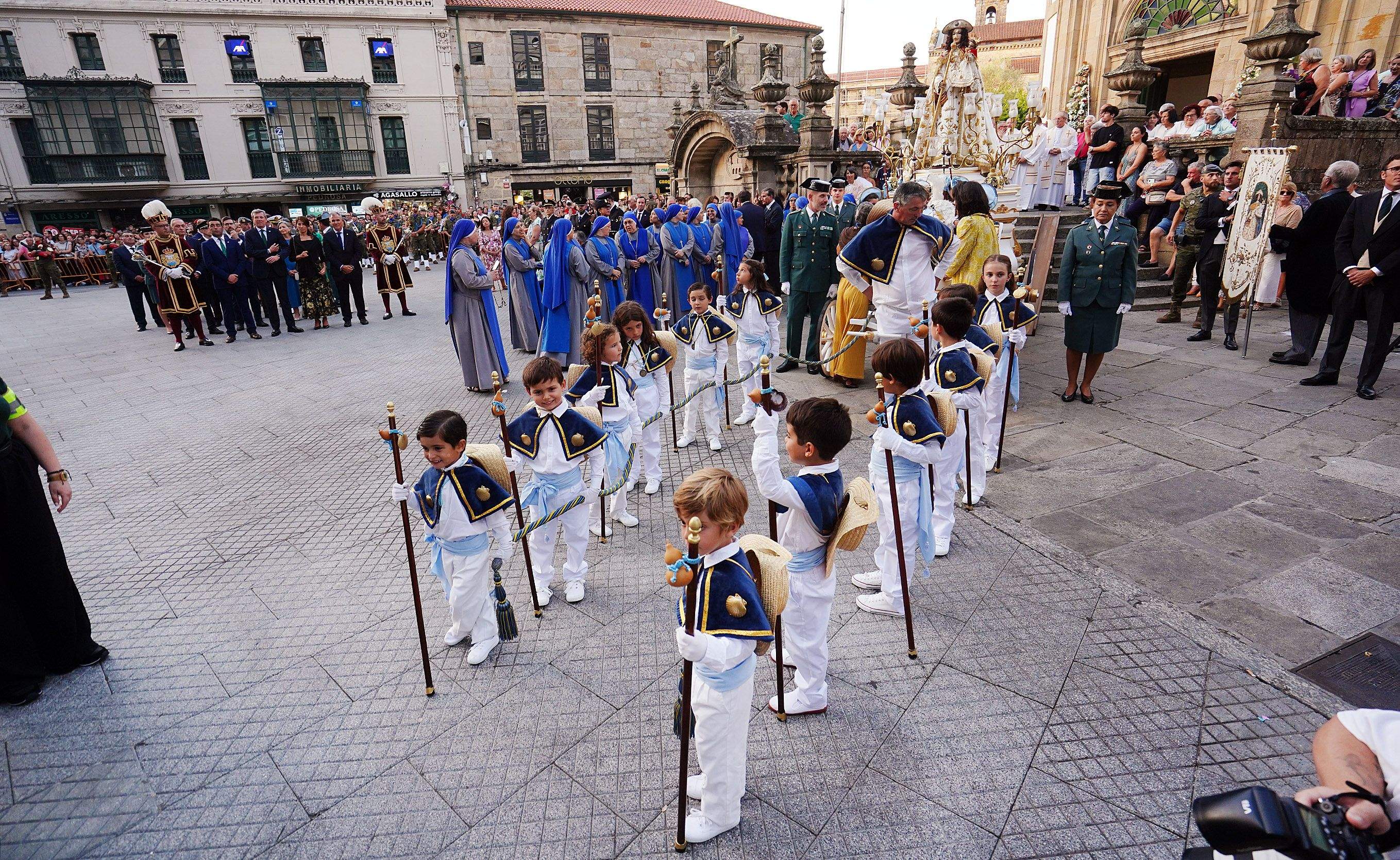 Procesión na honra da Virxe Peregrina