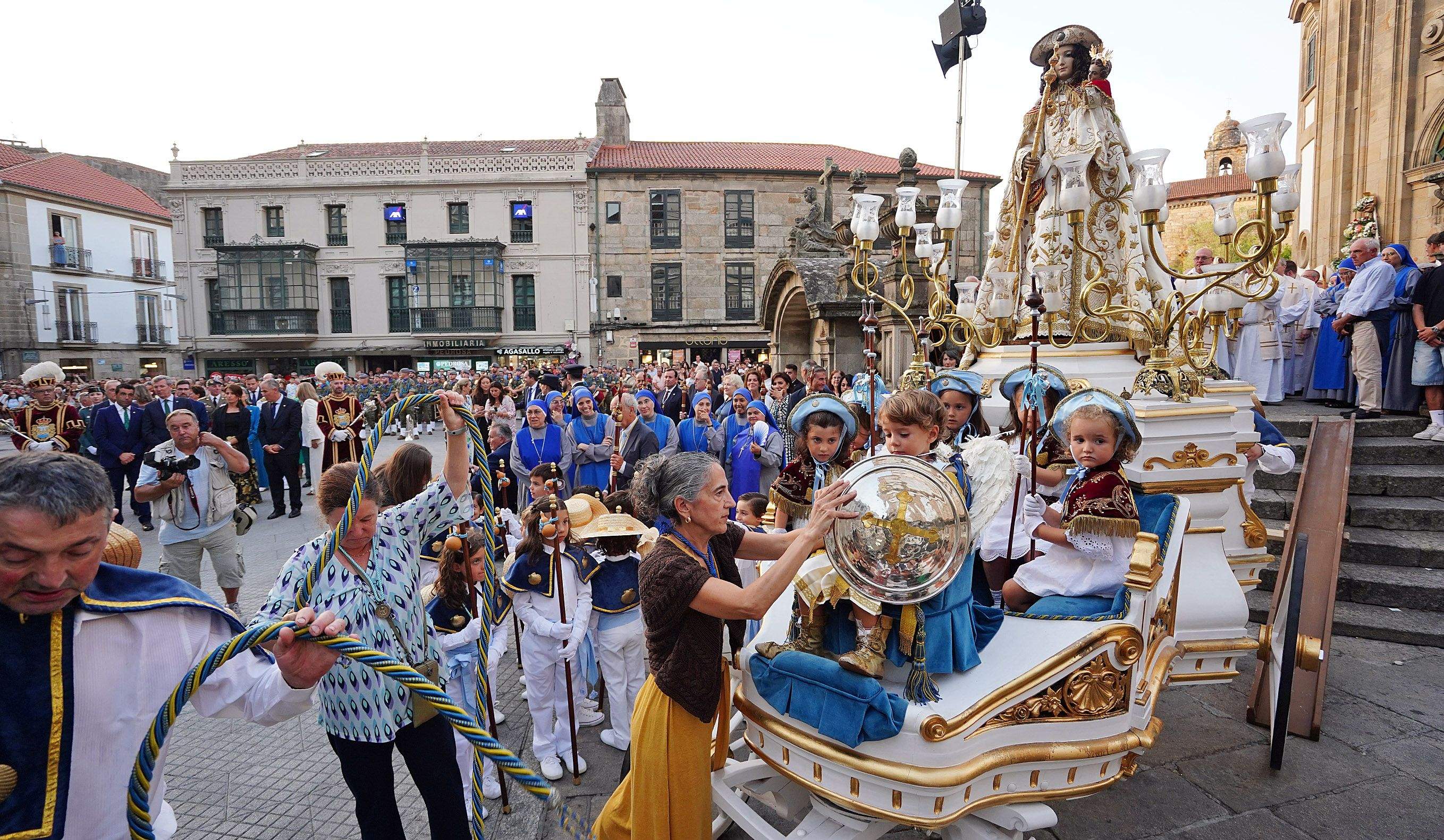 Procesión na honra da Virxe Peregrina