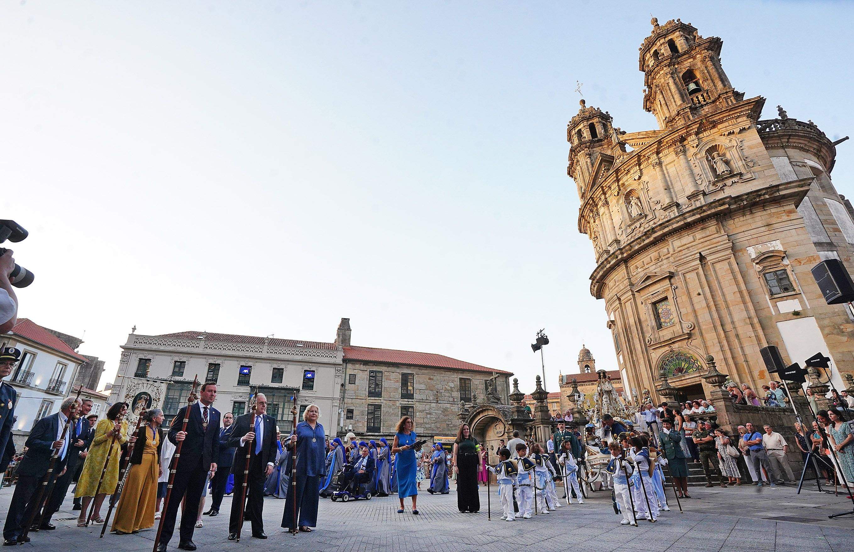 Procesión na honra da Virxe Peregrina