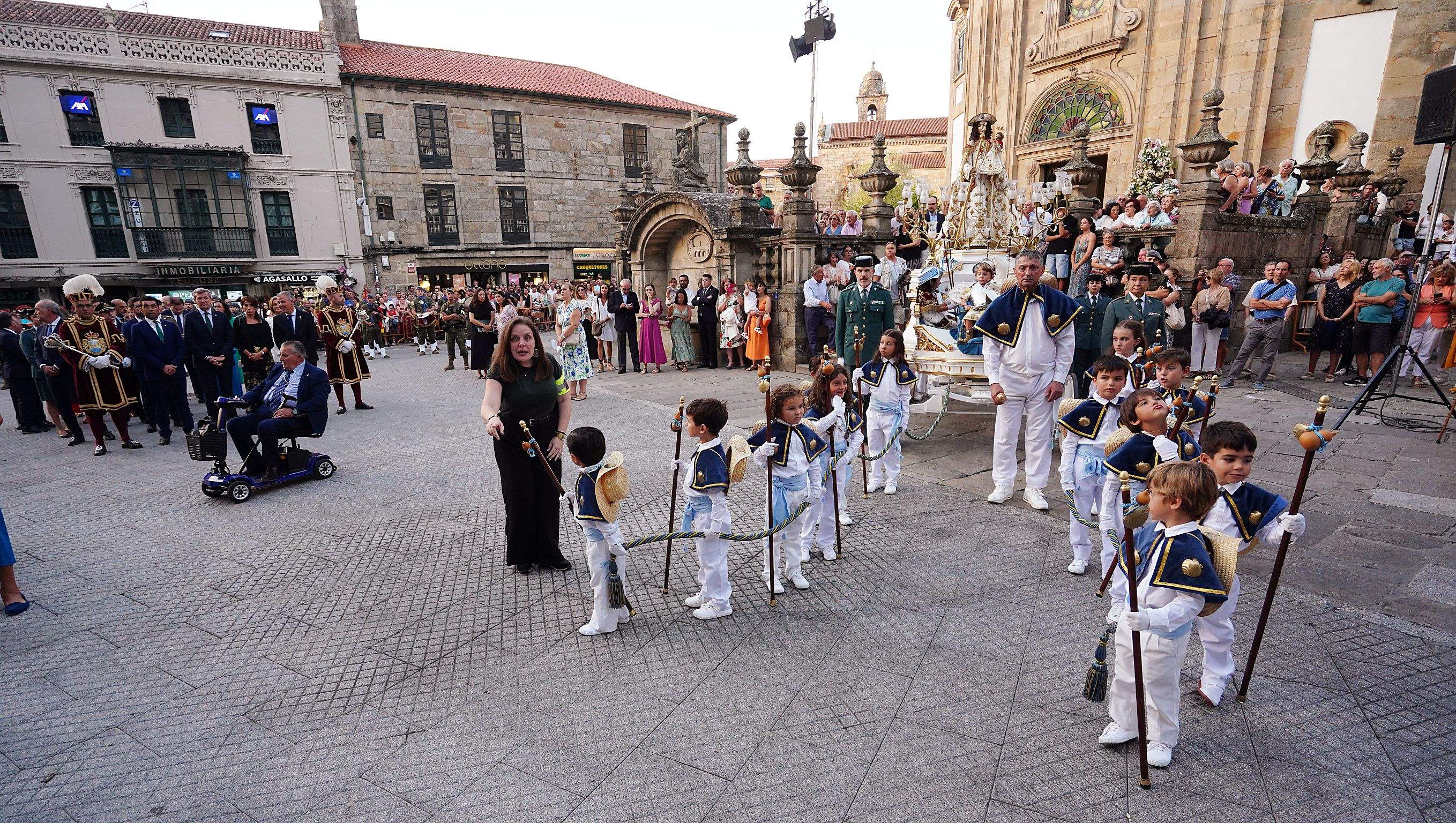 Procesión na honra da Virxe Peregrina