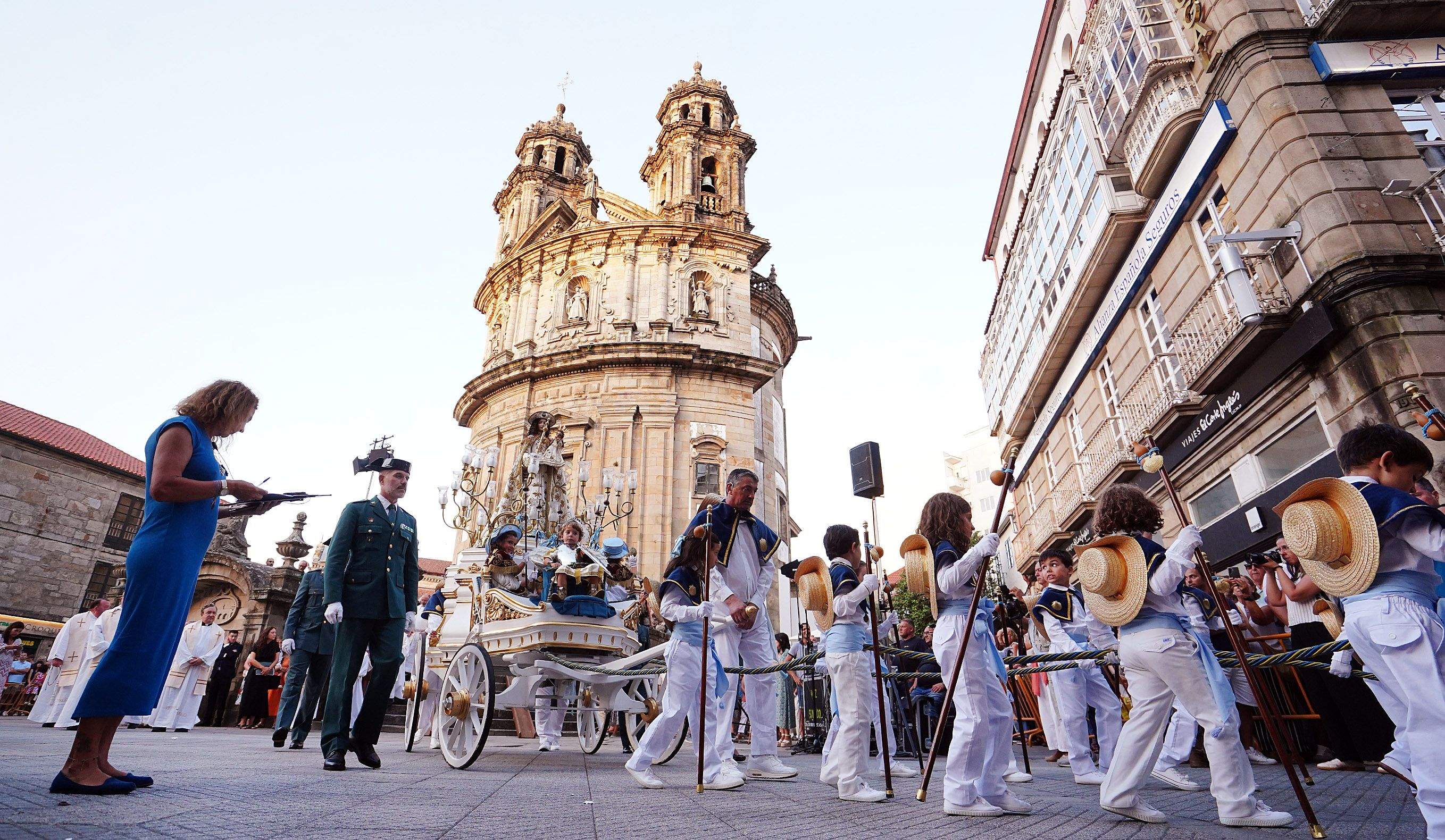 Procesión na honra da Virxe Peregrina