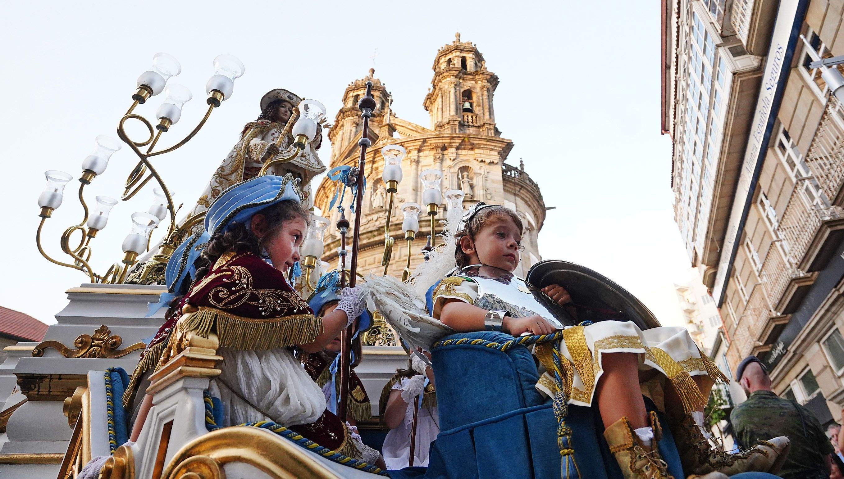 Procesión na honra da Virxe Peregrina