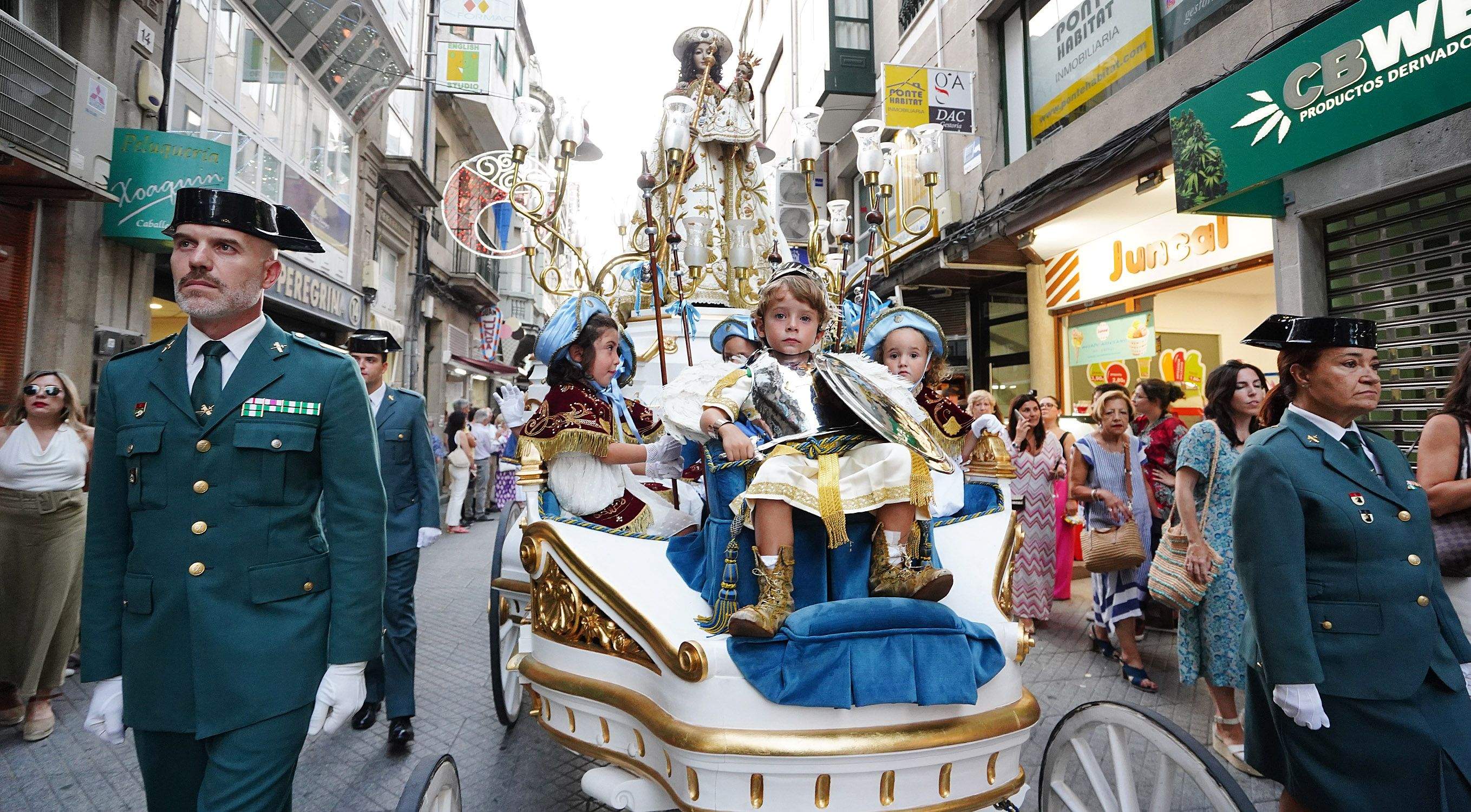 Procesión na honra da Virxe Peregrina