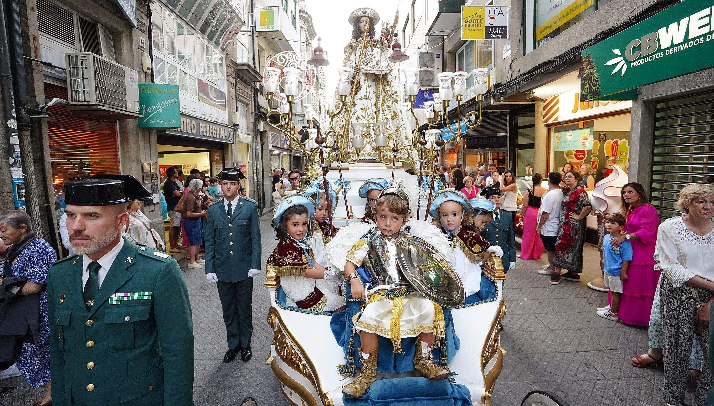 Procesión na honra da Virxe Peregrina