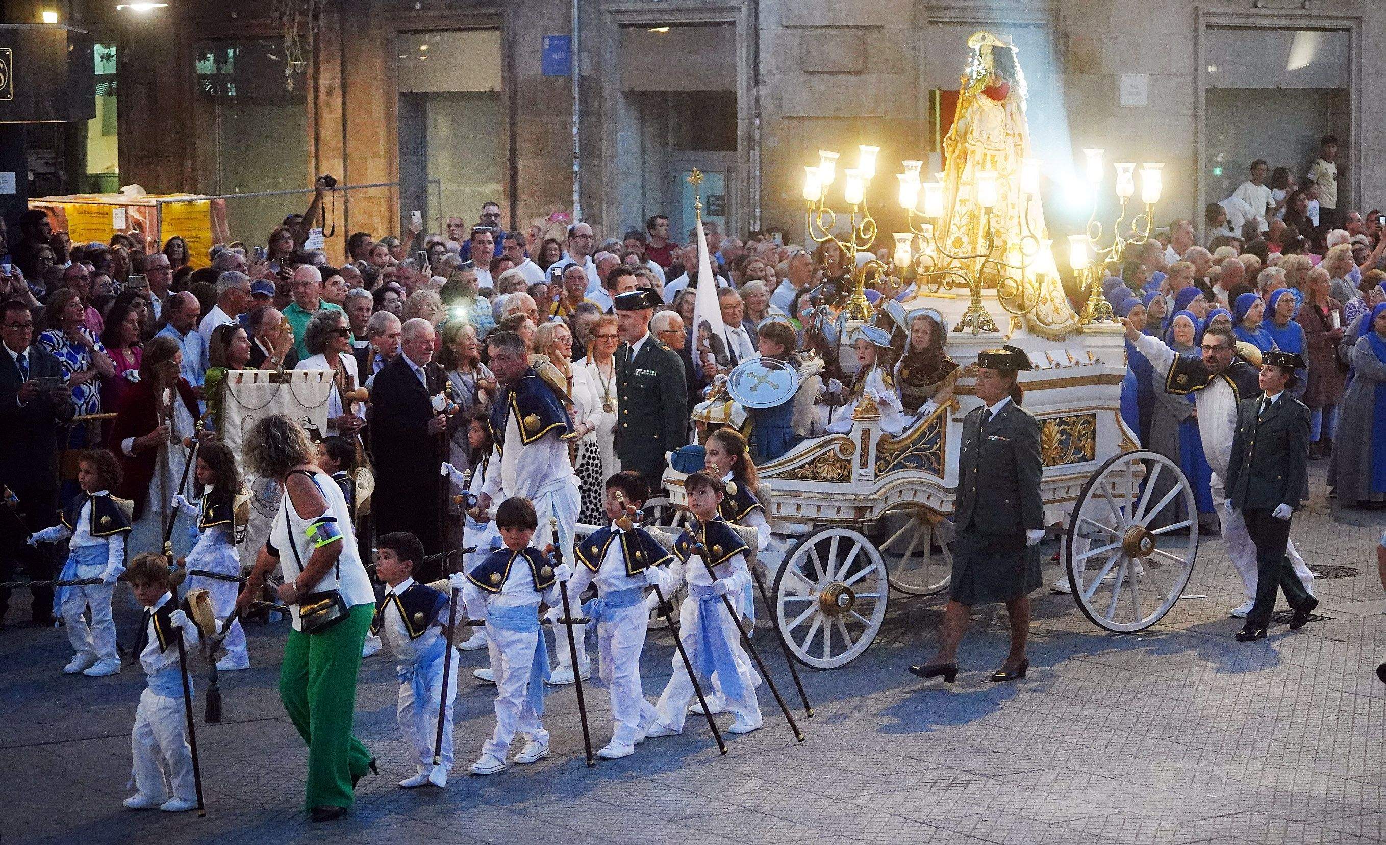 Procesión na honra da Virxe Peregrina