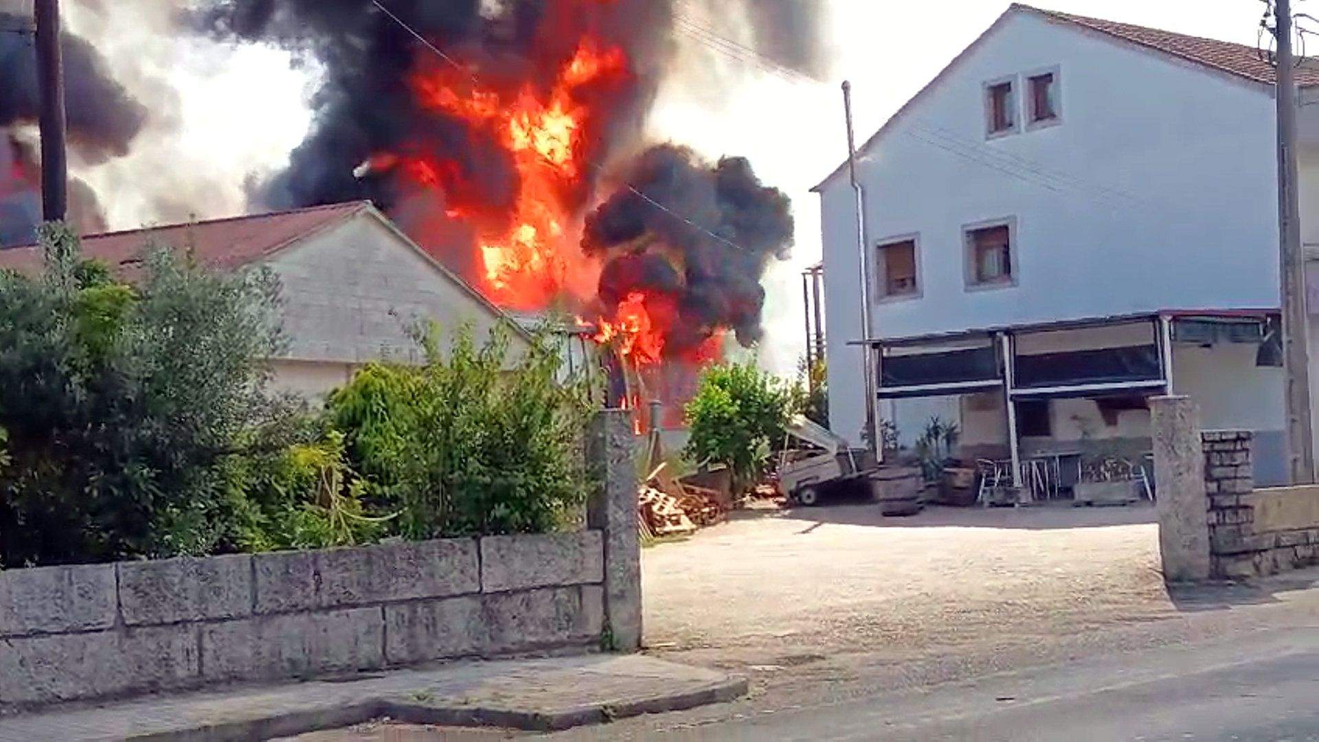 Incendio na nave Impex de Vilagarcía