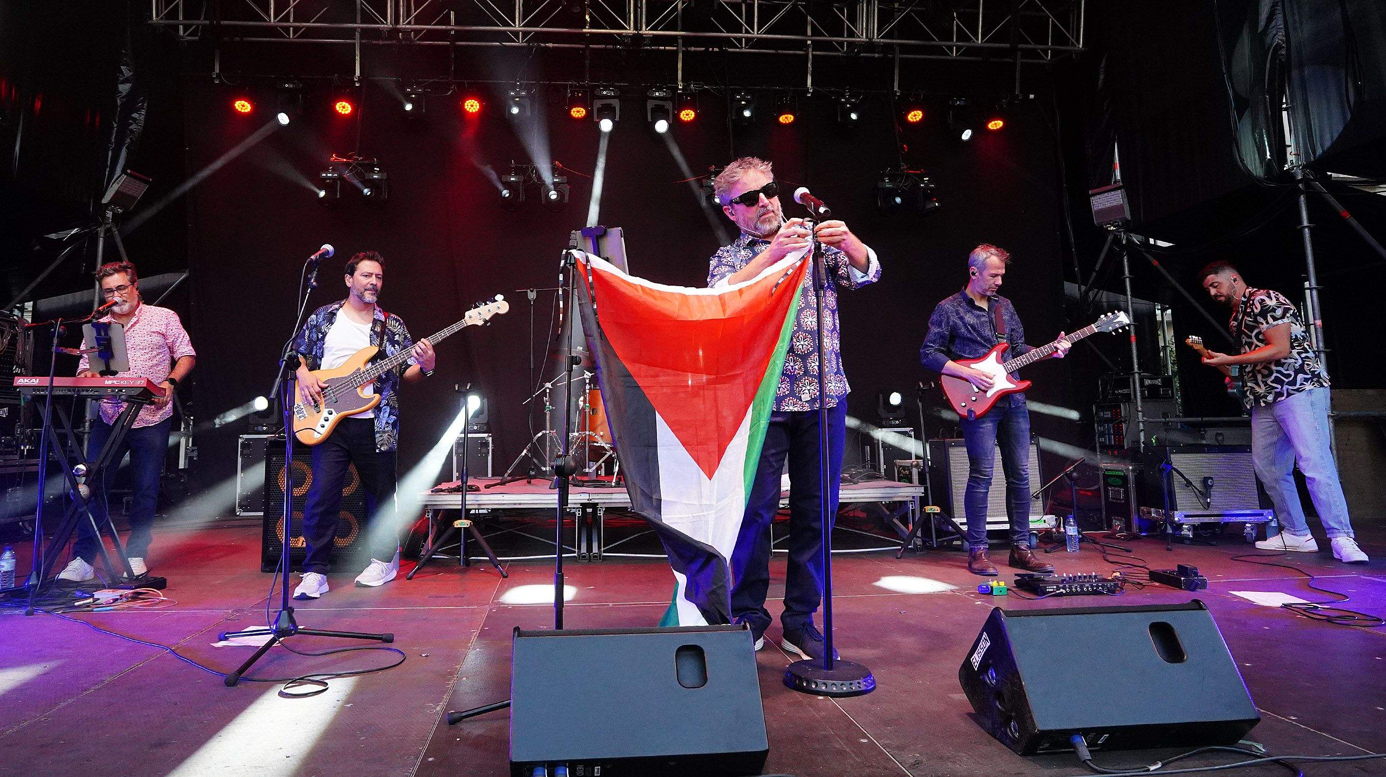Concerto de Los Niños de Jesús con jordi Évole portando a bandeira de Palestina