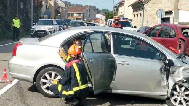 O vehículo que se saía da vía en Combarro