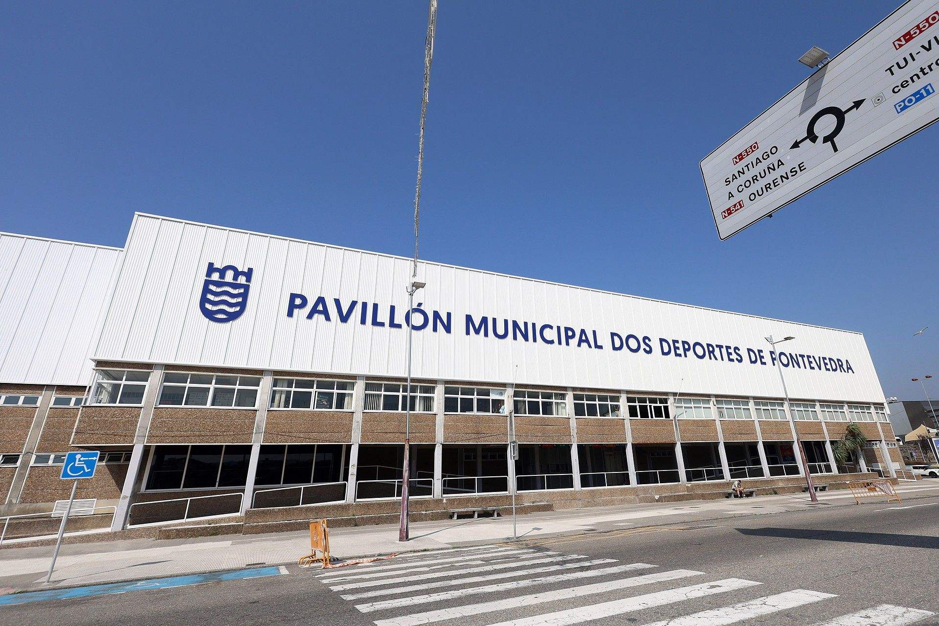 Nueva rotulación del pabellón municipal de Pontevedra
