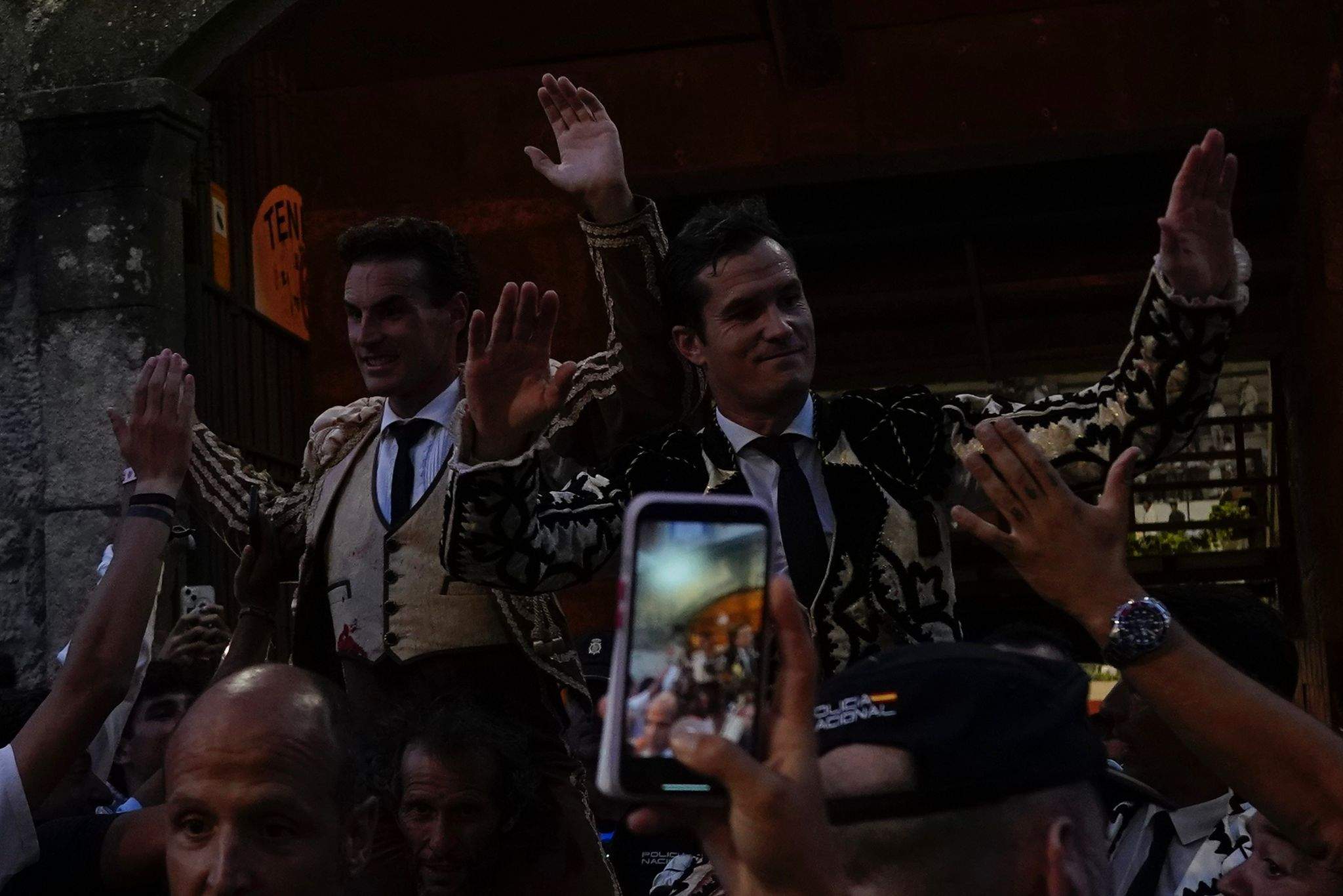 Fernando Adrián y Daniel Luque cierran la Feria taurina de la Peregrina con salida a hombros