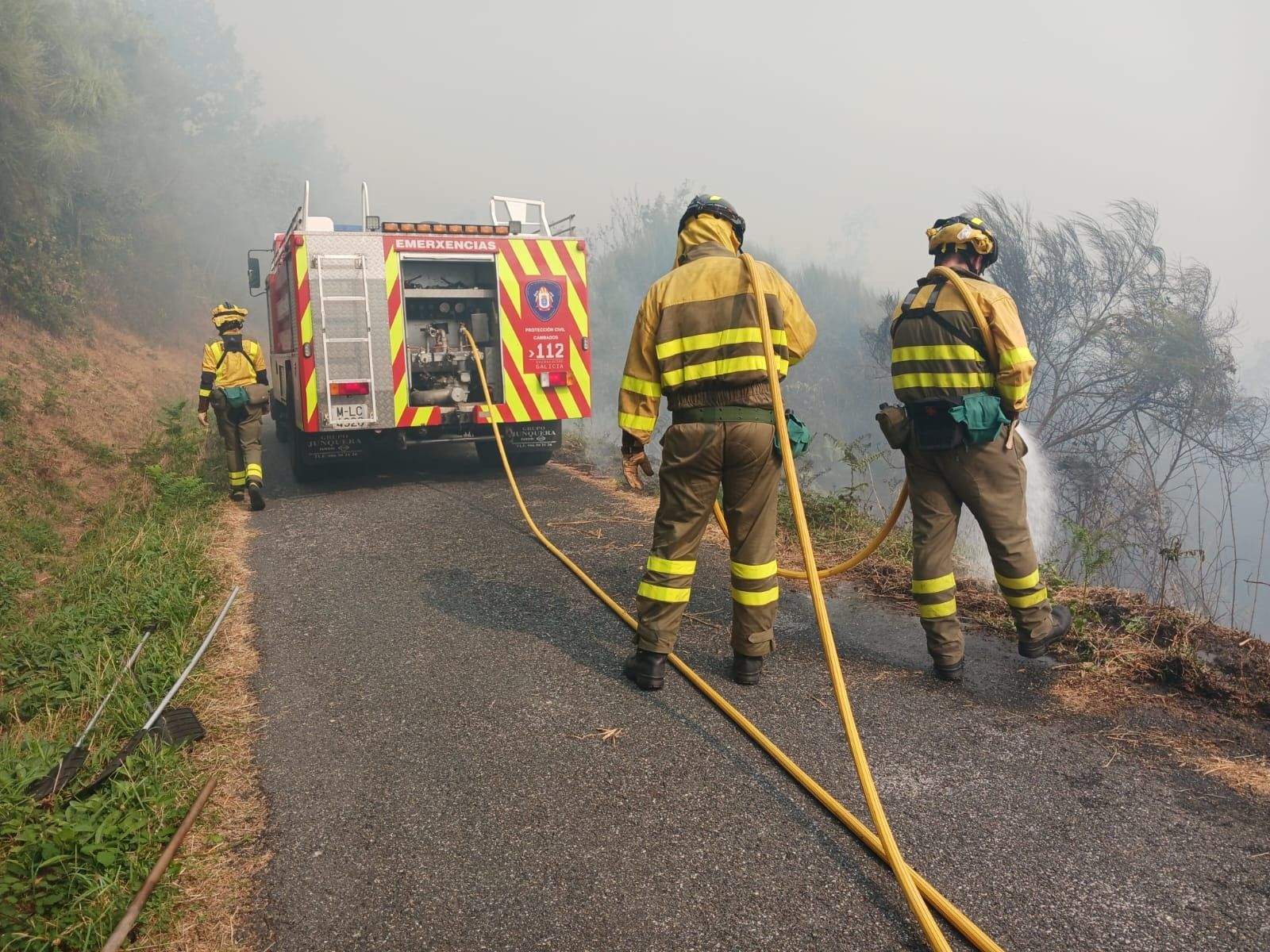 Personal del Servizo de Emerxencias de Cambados en los incendios de Ourense