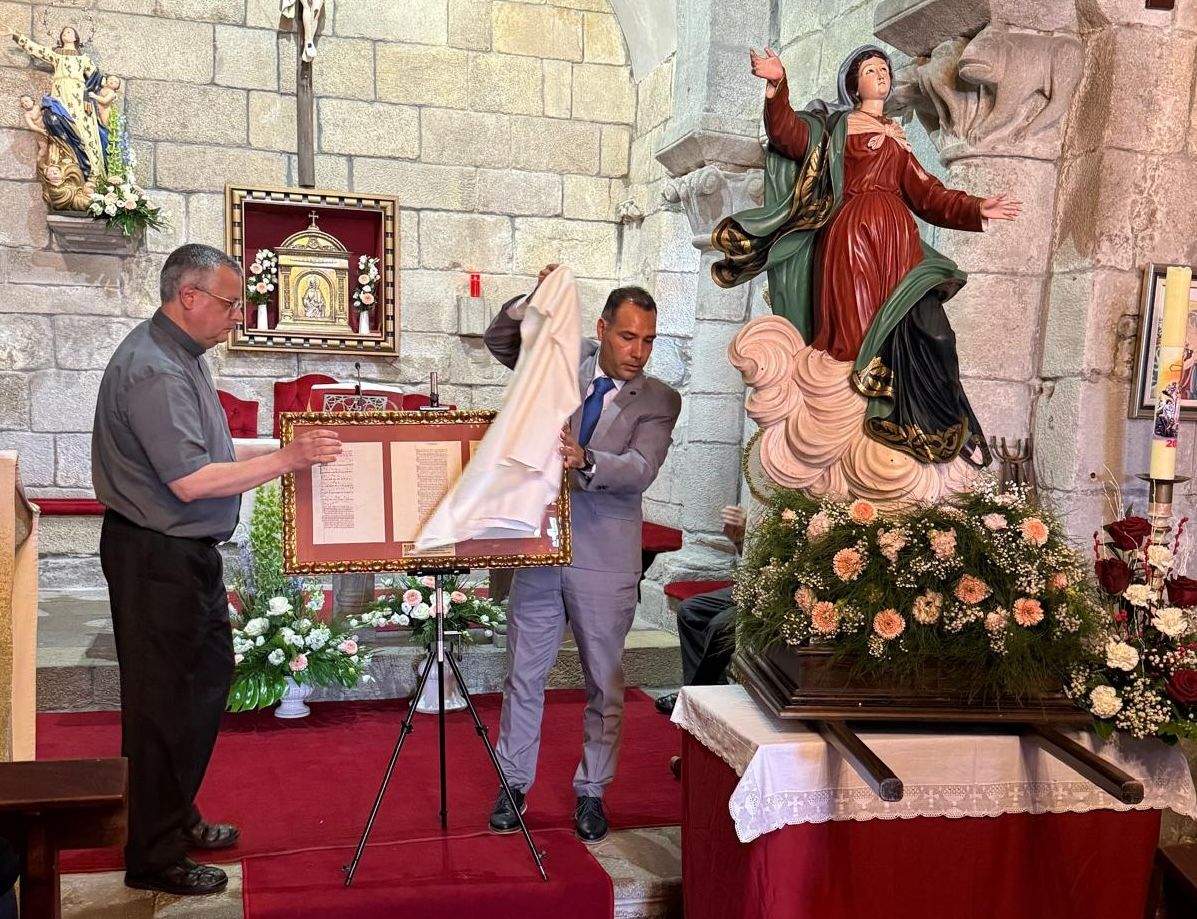 Entrega duhna copia enmarcada da cantiga 104 de Alfonso X