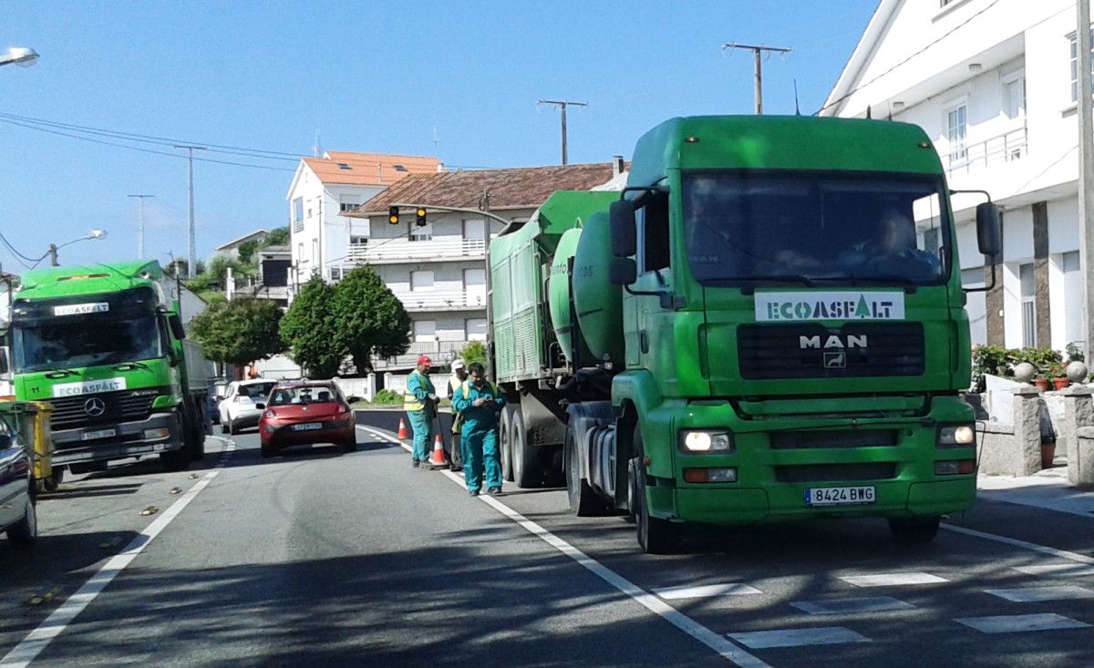 Asfaltado ecológico en la PO-308 en Raxó