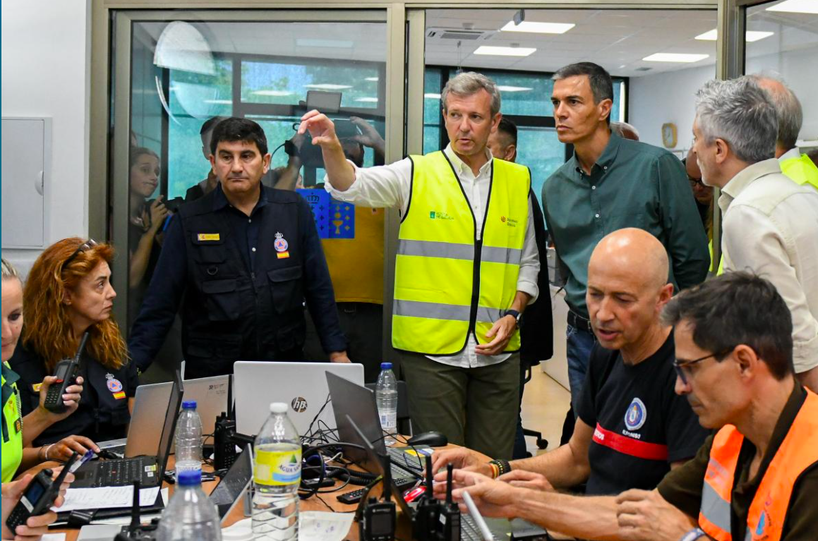 Pedro Sánchez y Alfonso Rueda, en el centro de coordinación operativo contraincendios en Ourense
