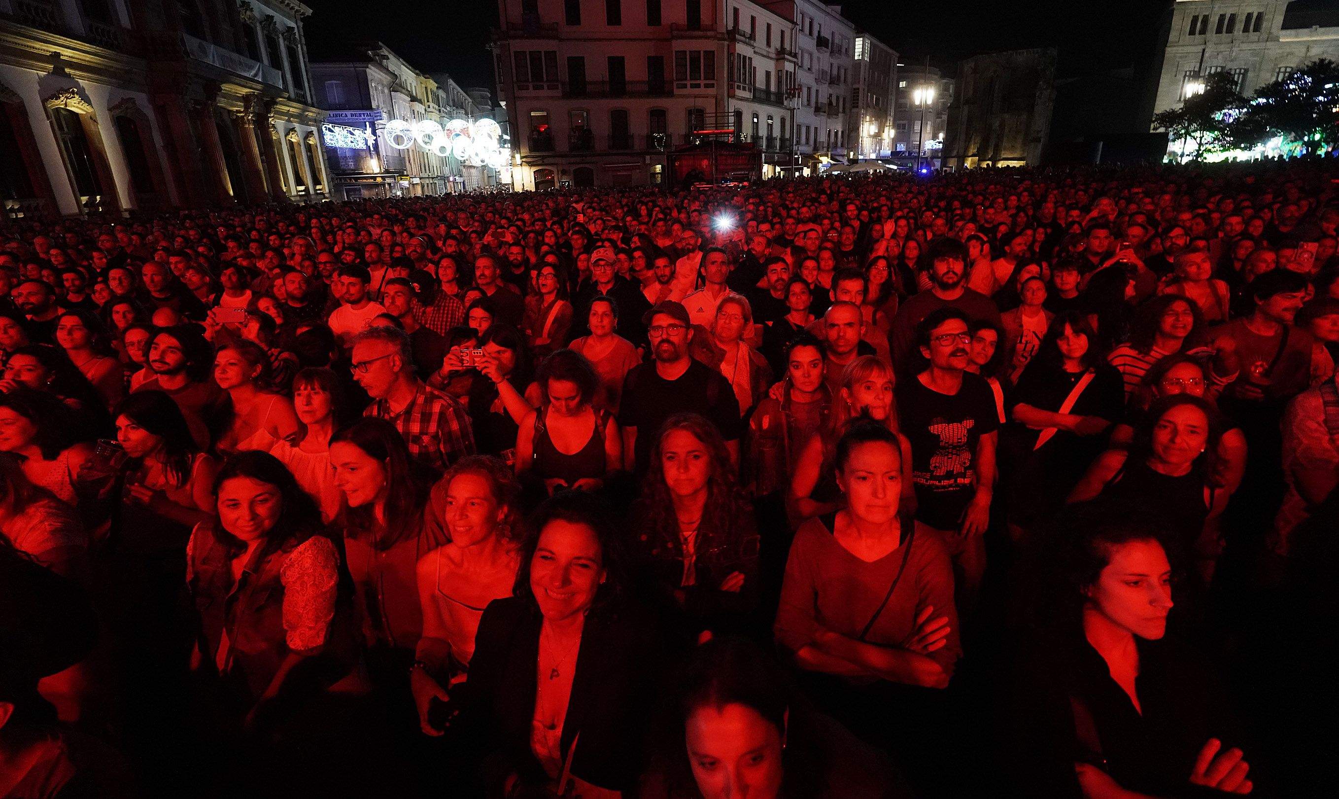 Concierto de León Benavente e Iván Ferreiro en las Festas da Peregrina