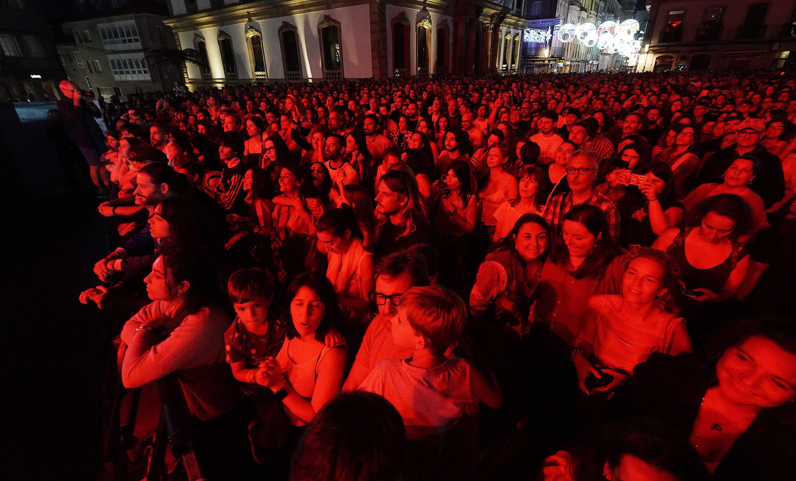 Concierto de León Benavente e Iván Ferreiro en las Festas da Peregrina