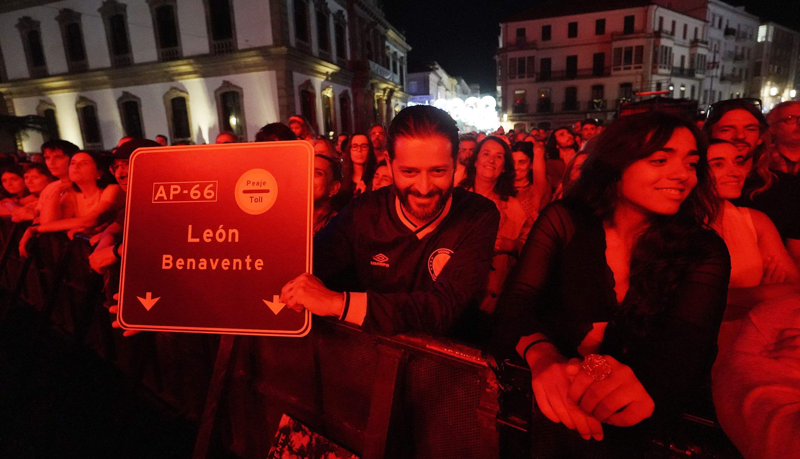 Concierto de León Benavente e Iván Ferreiro en las Festas da Peregrina