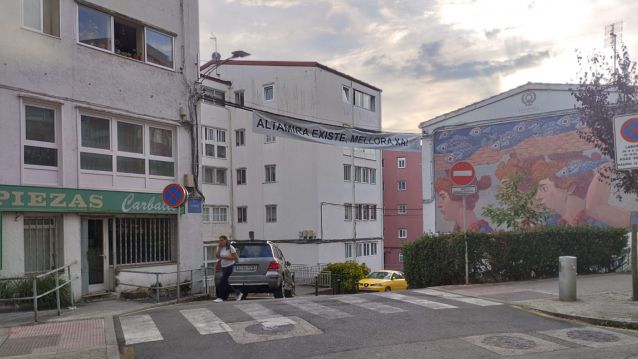 Pancarta reivindicativa na rúa Altamira