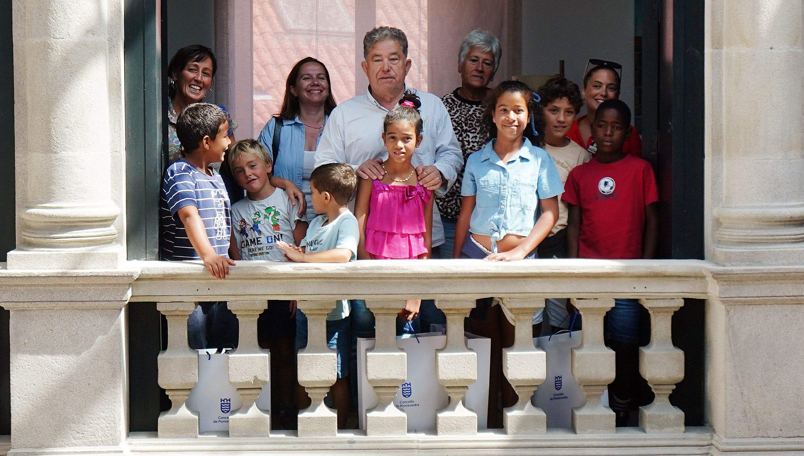 El alcalde de Pontevedra recibe a los niños saharauis del programa "Vacaciones en Paz"
