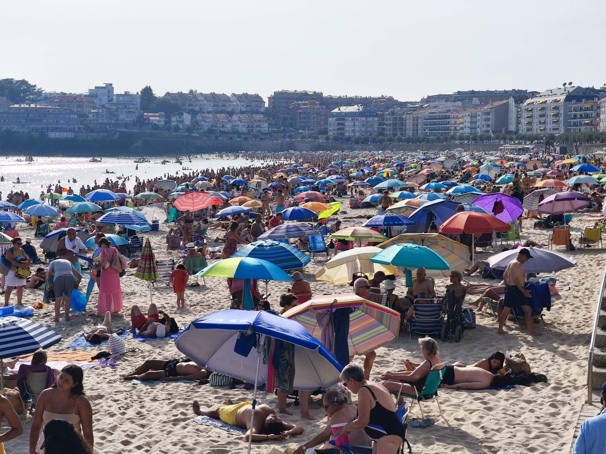 Playa de Silgar llena de gente