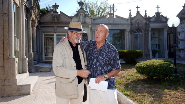Juan José Esperón e Juan Perdiz no cemiterio parroquial de San Vicente de Cerponzóns