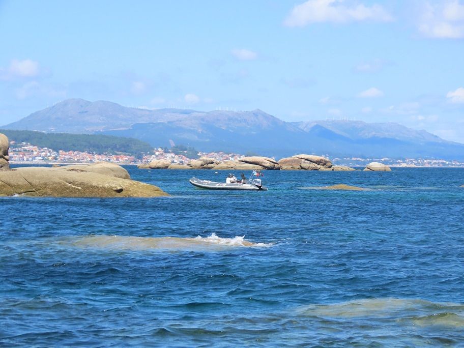 Lancha sorprendida pescando ilegalmente cerca de Sálvora