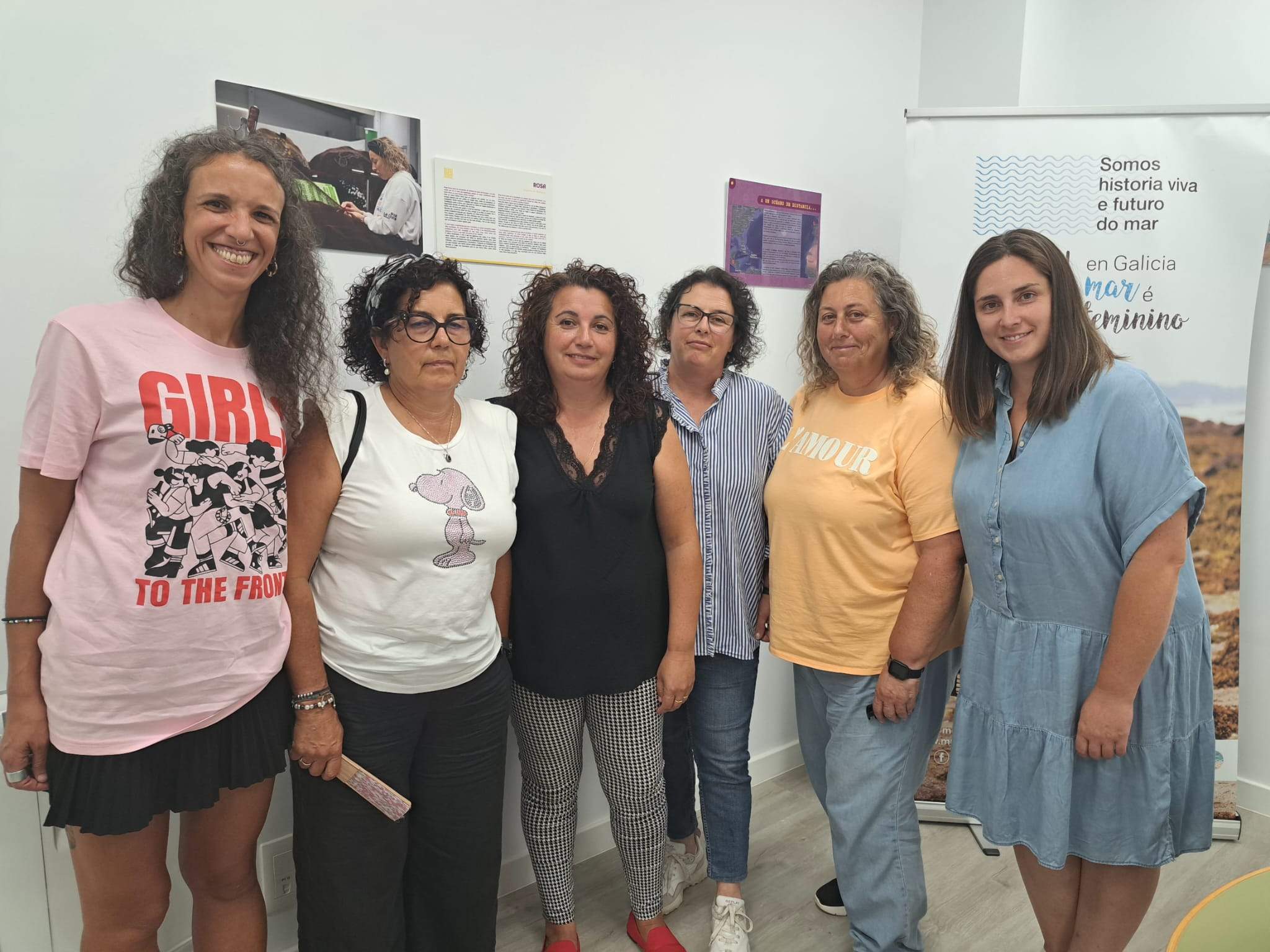 Nueva junta directiva de Mulleres Salgadas, con la presidenta María Vales (tercera por la izquierda)