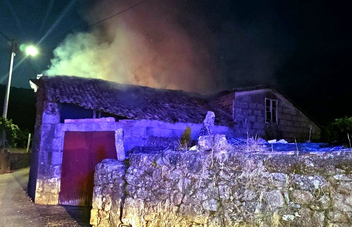 Incendio en almacén particular en Arcos da Condesa