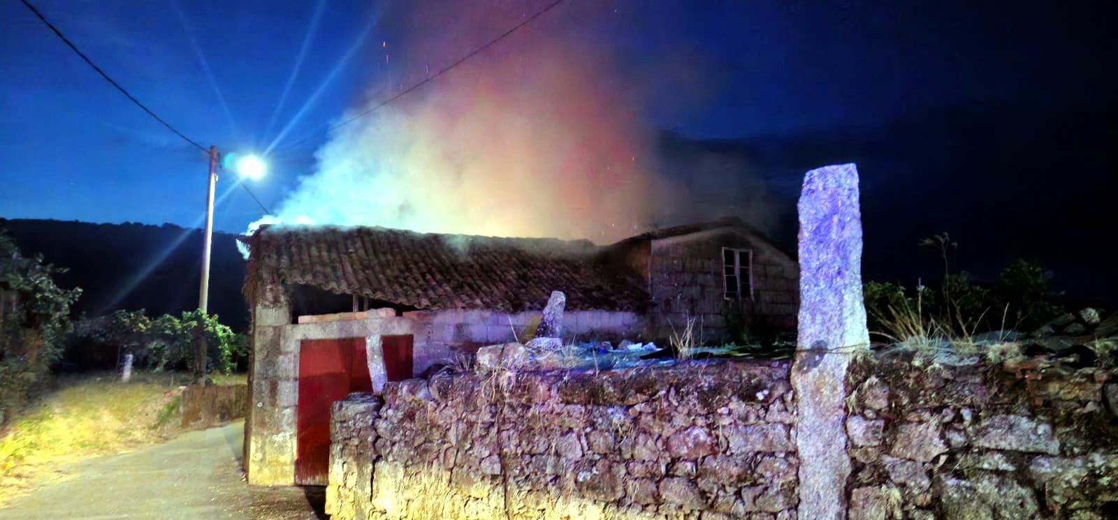 Incendio en almacén particular en Arcos da Condesa