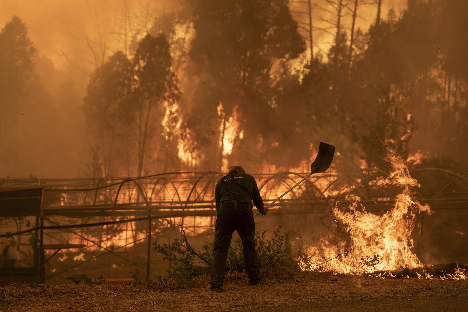 Un guarda forestal trabaja en labores de extinción del incendio forestal de Carballeda de Avia