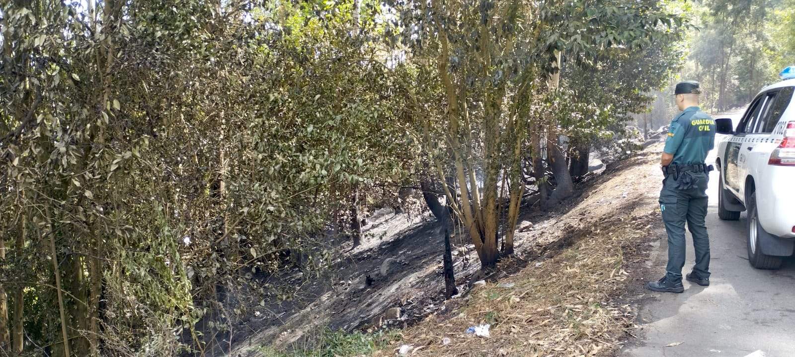 Un agente de la Guardia Civil en el lugar del incendio en Poio